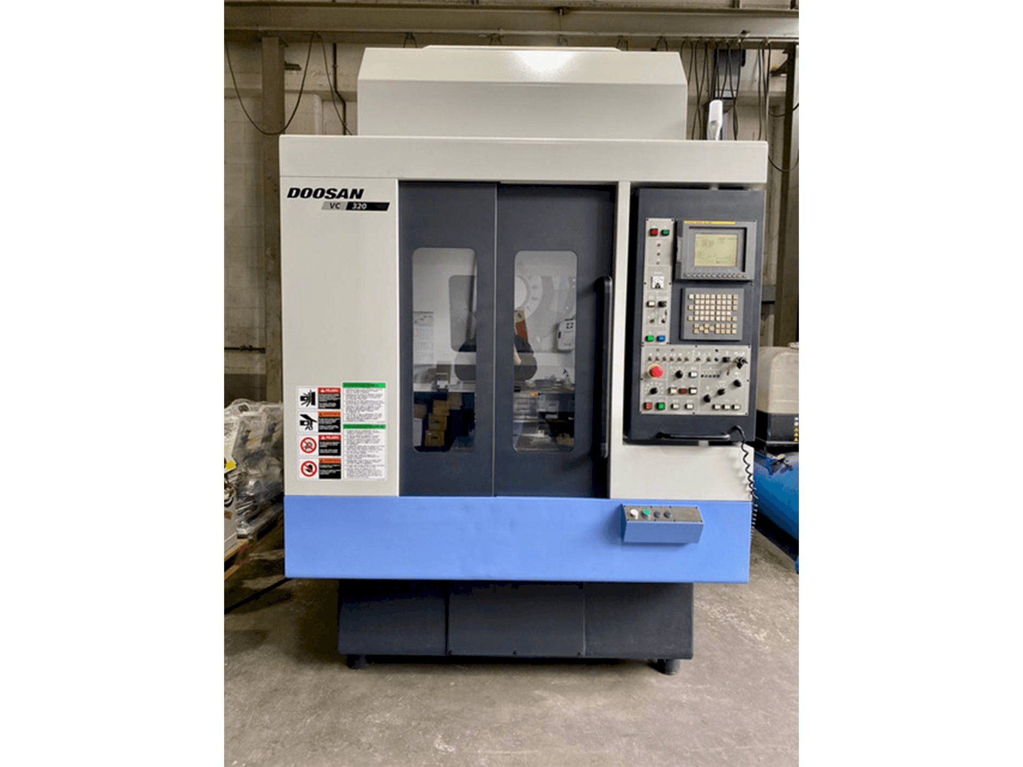 Čelní pohled na Doosan VC 320 stroj