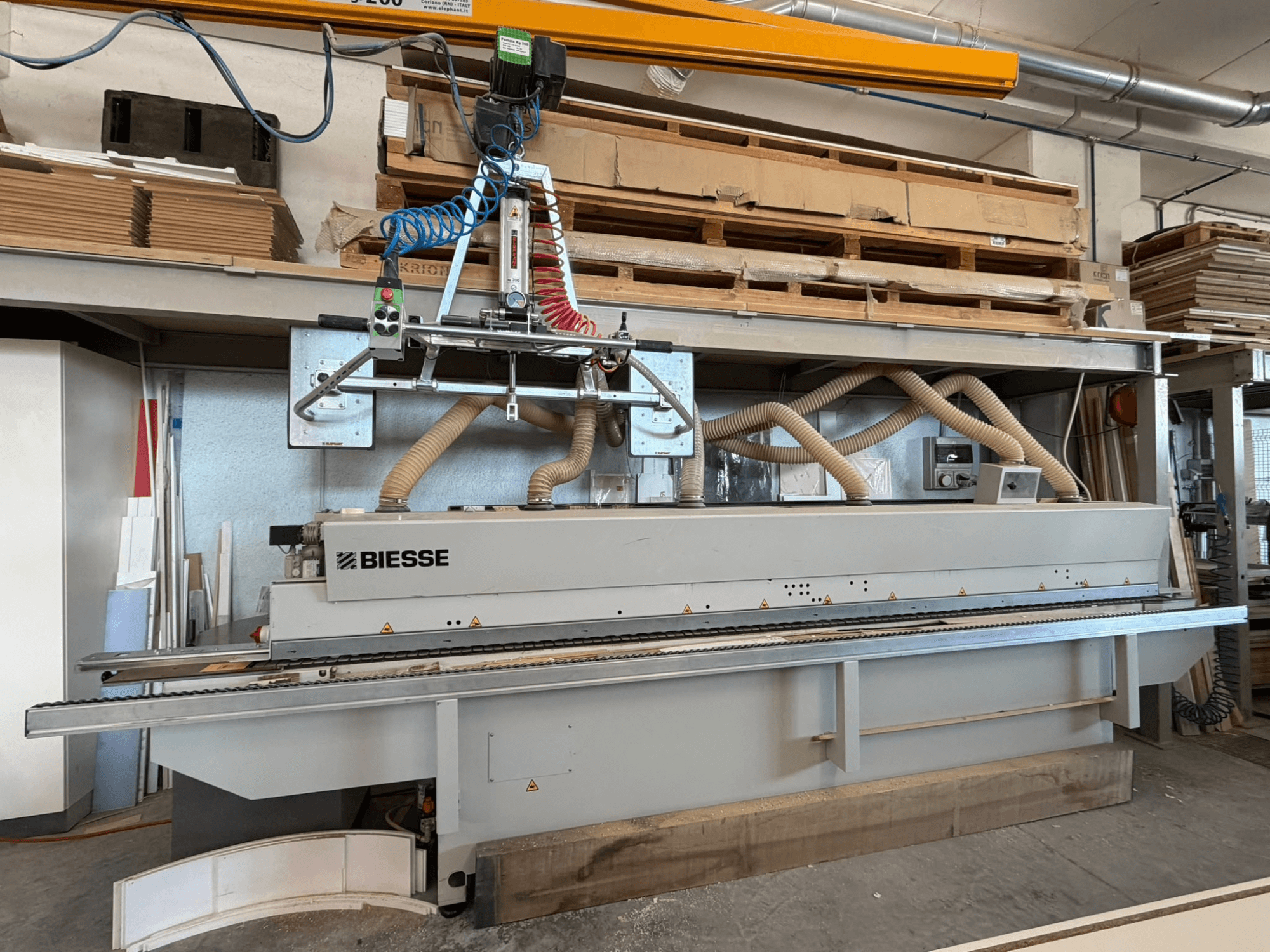 Olemovačka BIESSE AKRON 1330 v dílně, pohled zepředu s ovládacím panelem a odsávacím systémem.