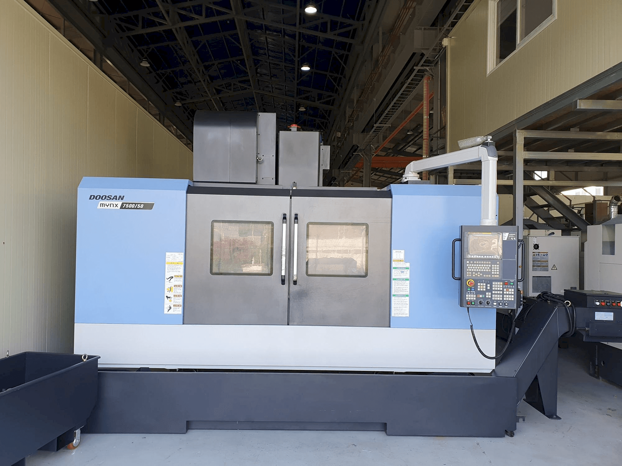 Čelní pohled na Doosan MYNX7500/50 stroj