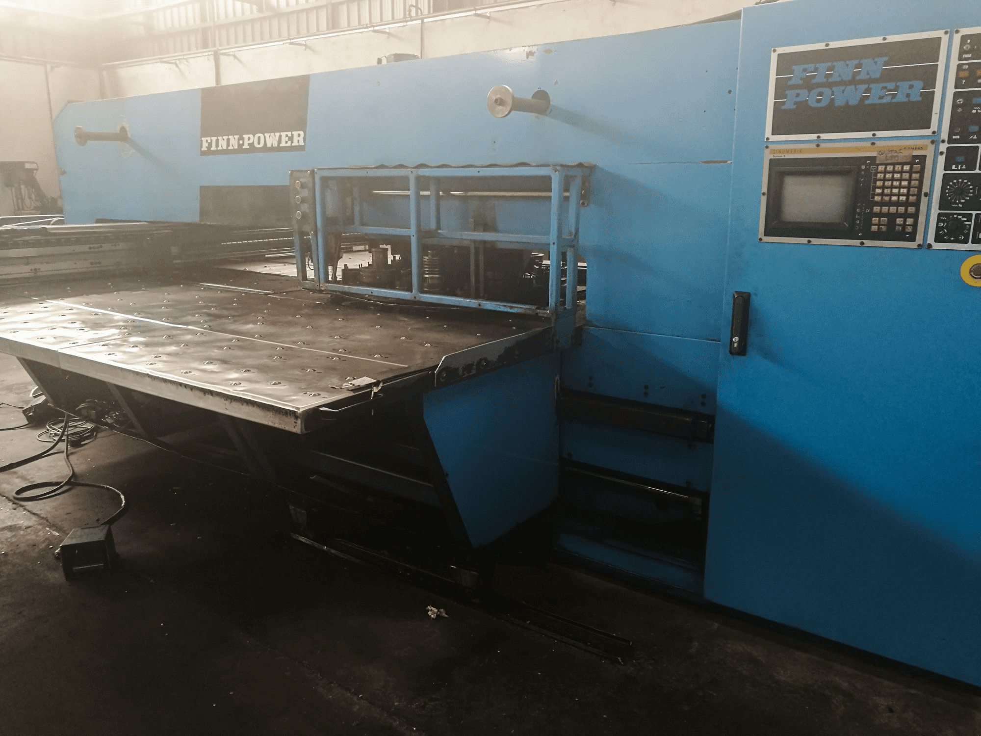 Pravý pohled na Finn-Power TP 2520 IF2 stroj