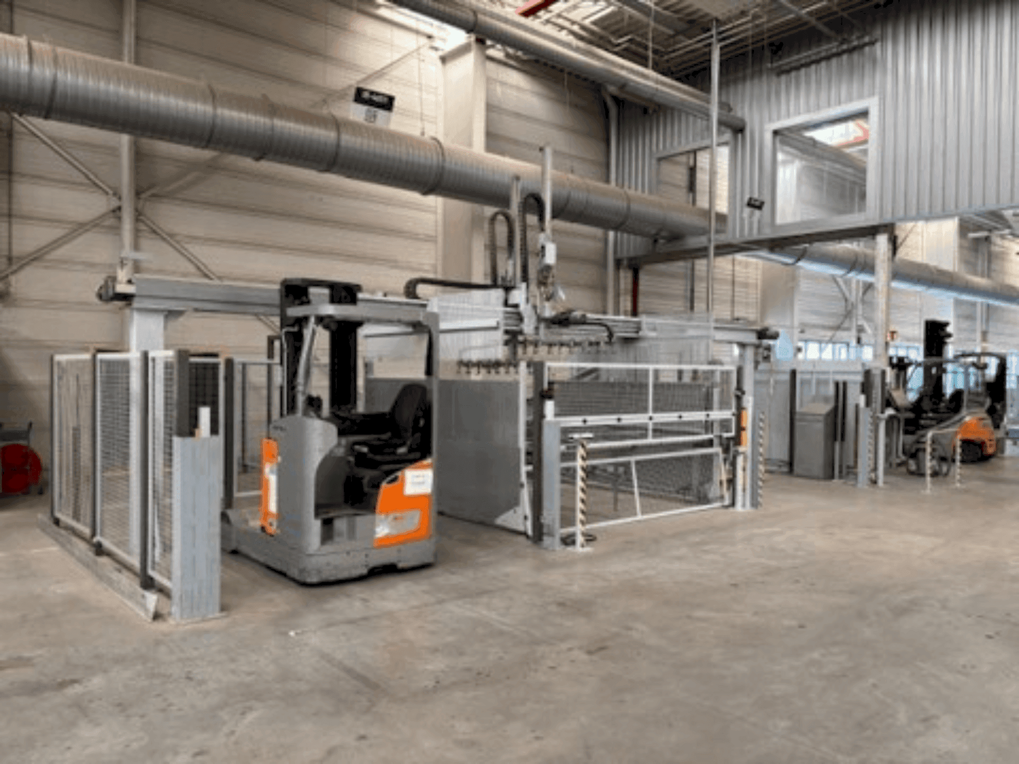 Čelní pohled na LIGMATECH VKF-100/25/13/R/2/1 stroj