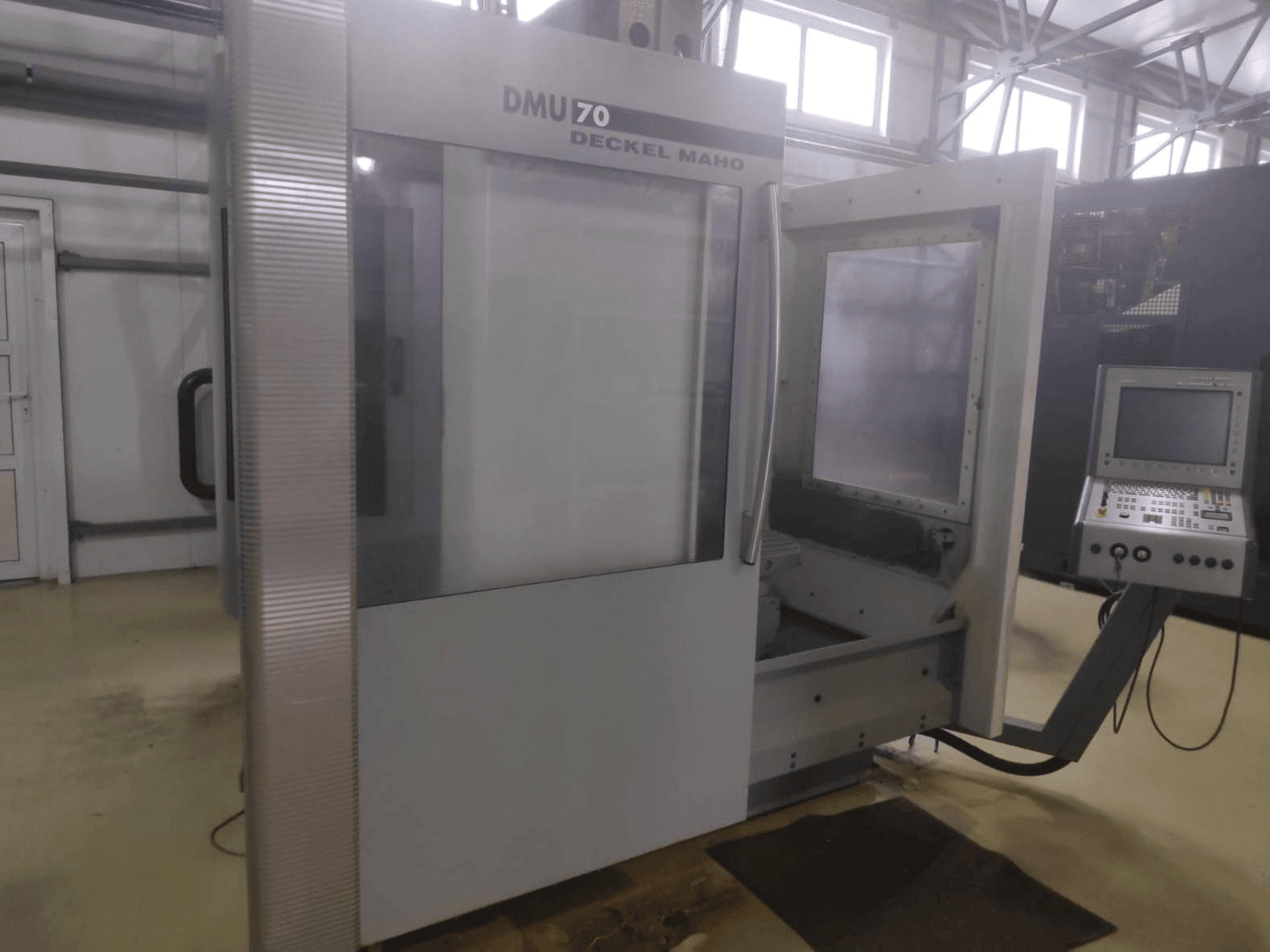 Čelní pohled na DECKEL MAHO DMU 70 stroj