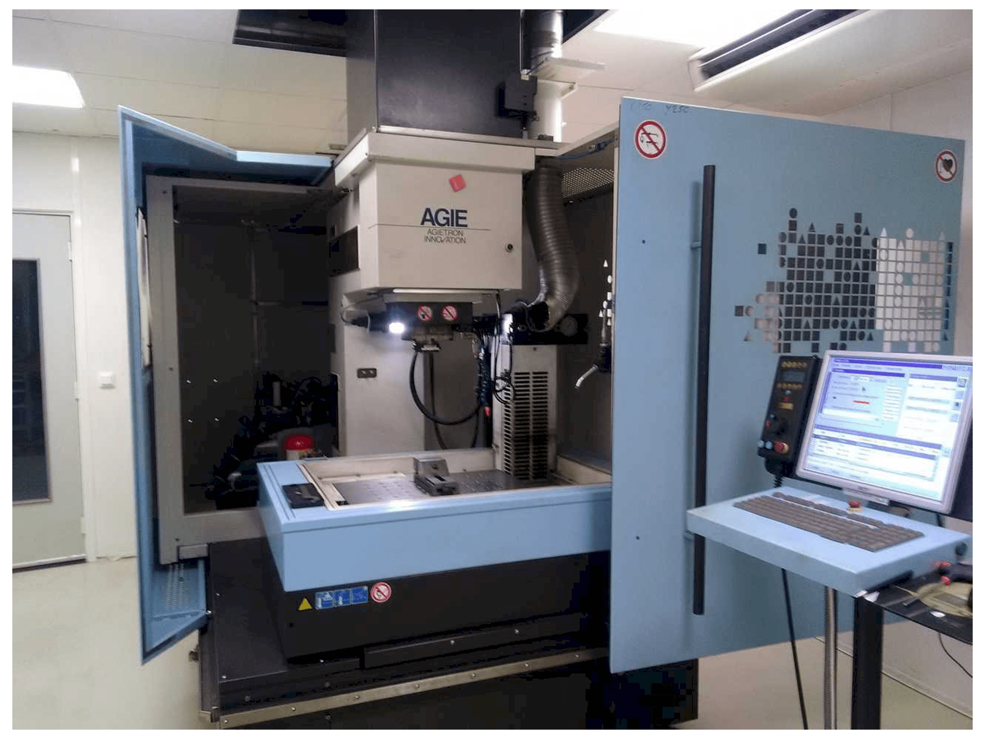 Čelní pohled na AGIE AGIETRON INNOVATION 2 stroj