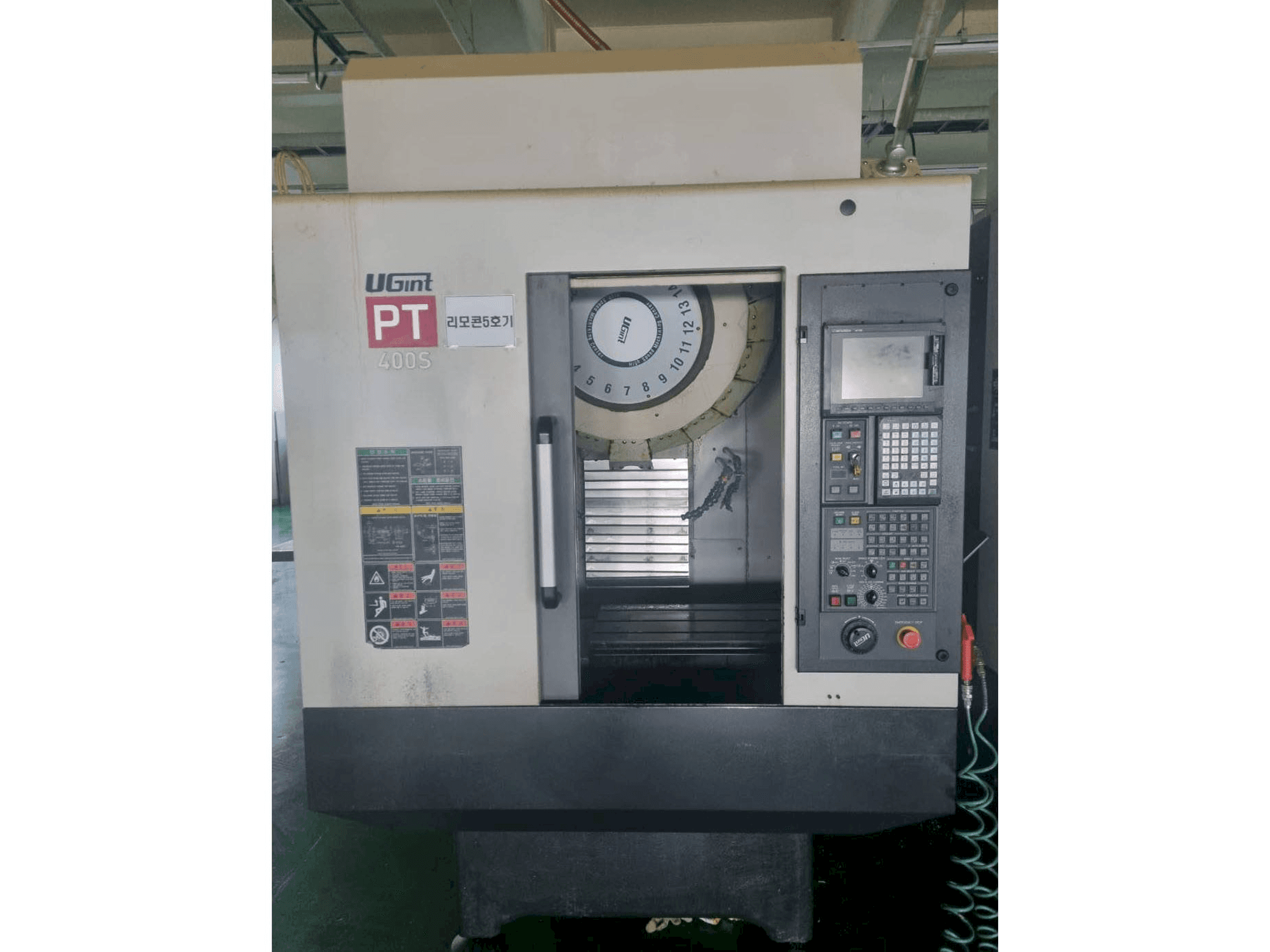 Čelní pohled na UGINT PT400S stroj