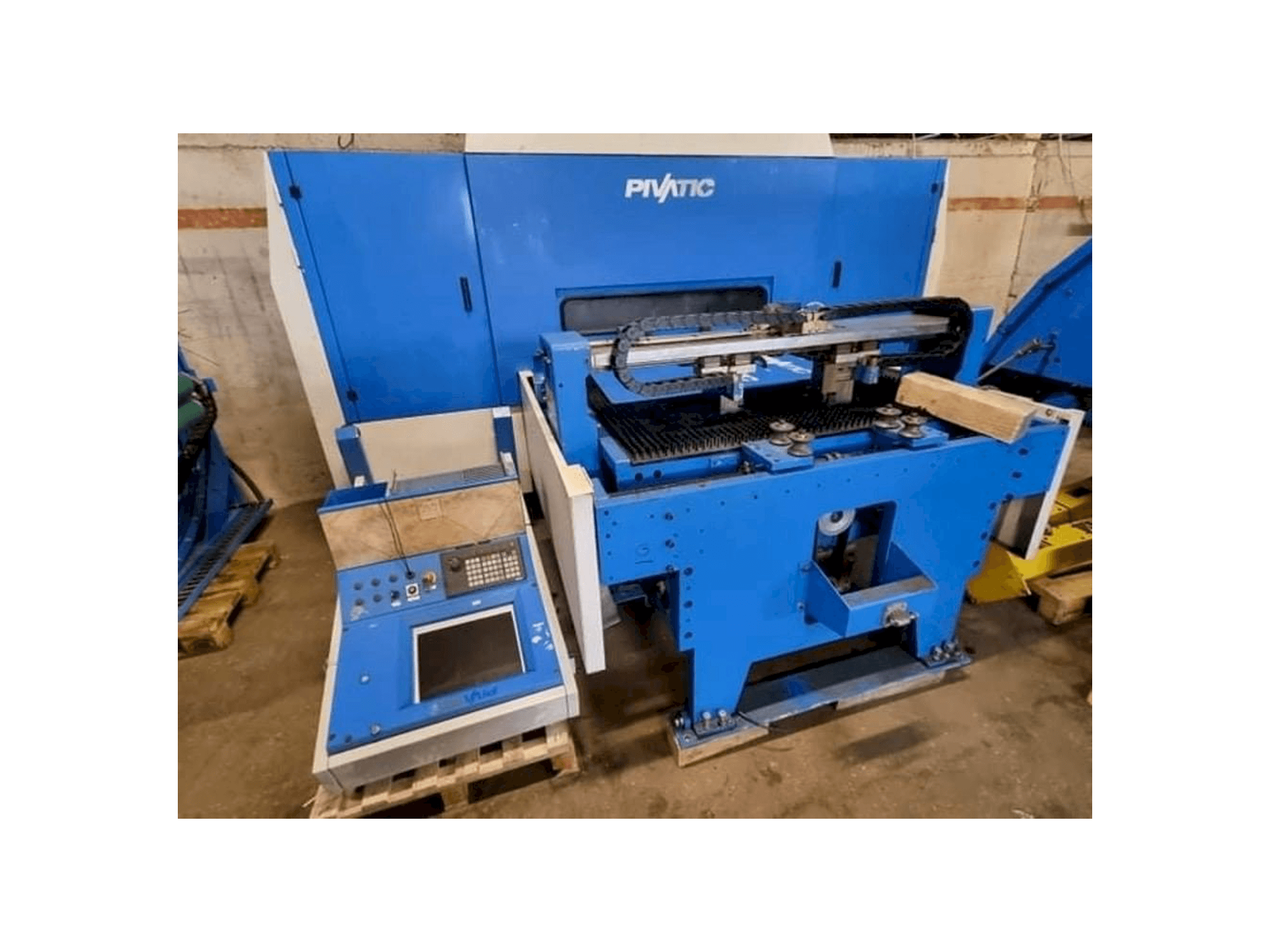 Čelní pohled na Pivatic PCC125 stroj