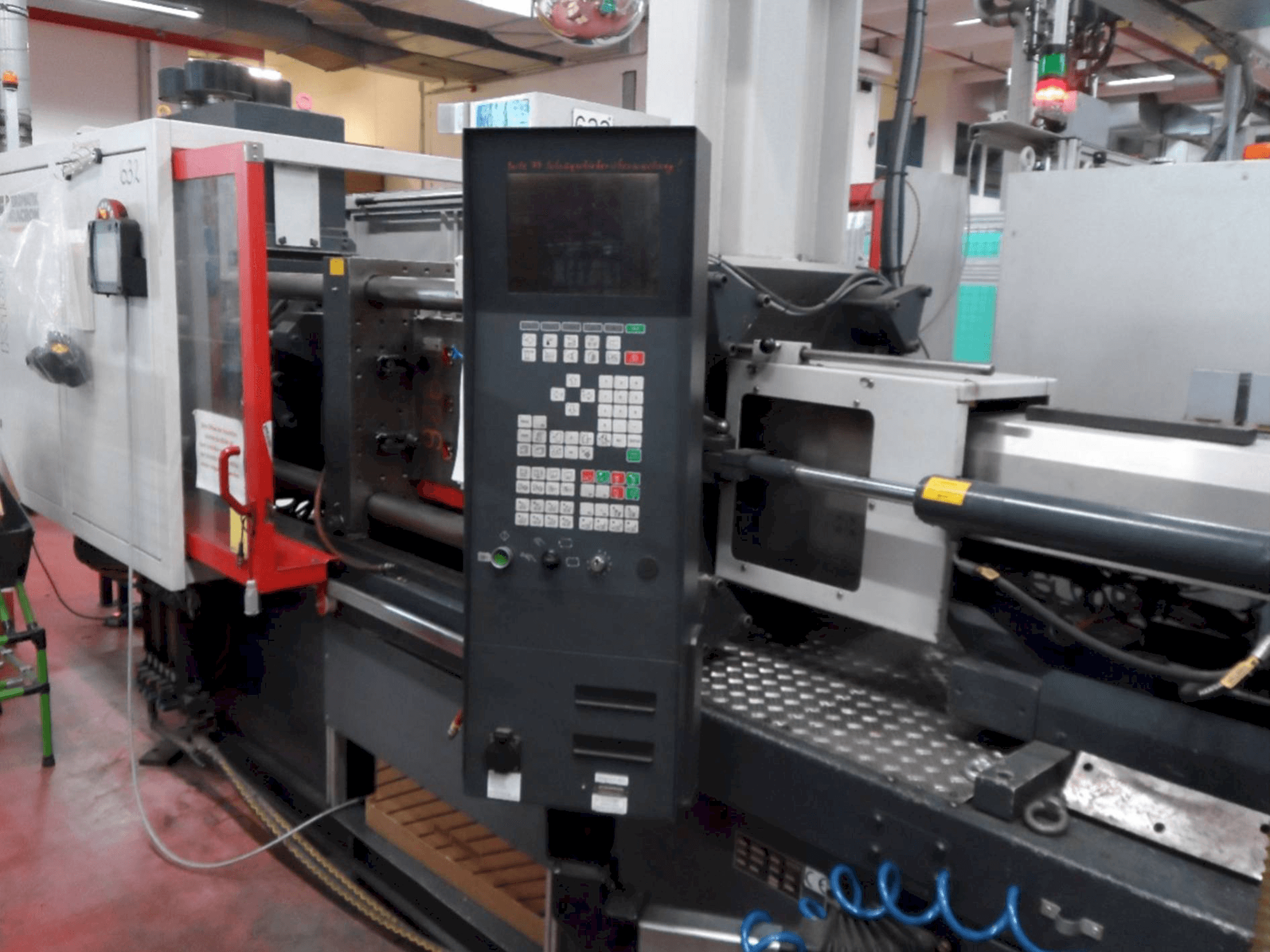 Čelní pohled na FERROMATIK MILACRON K-Tec 160S stroj