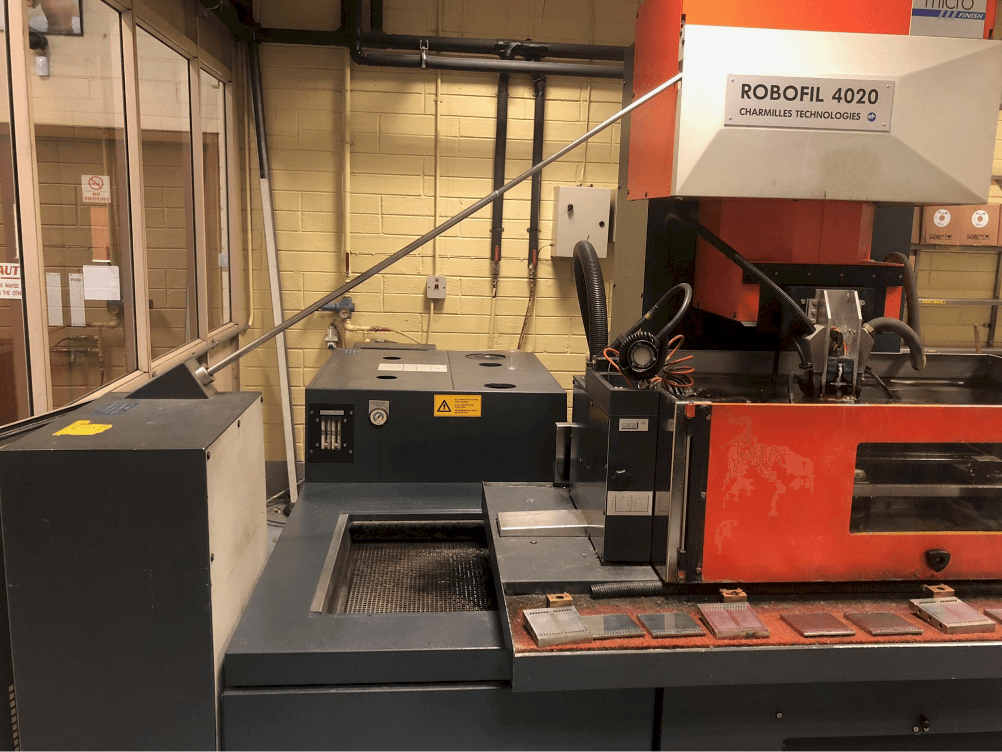Čelní pohled na CHARMILLES ROBOFIL 4020 stroj