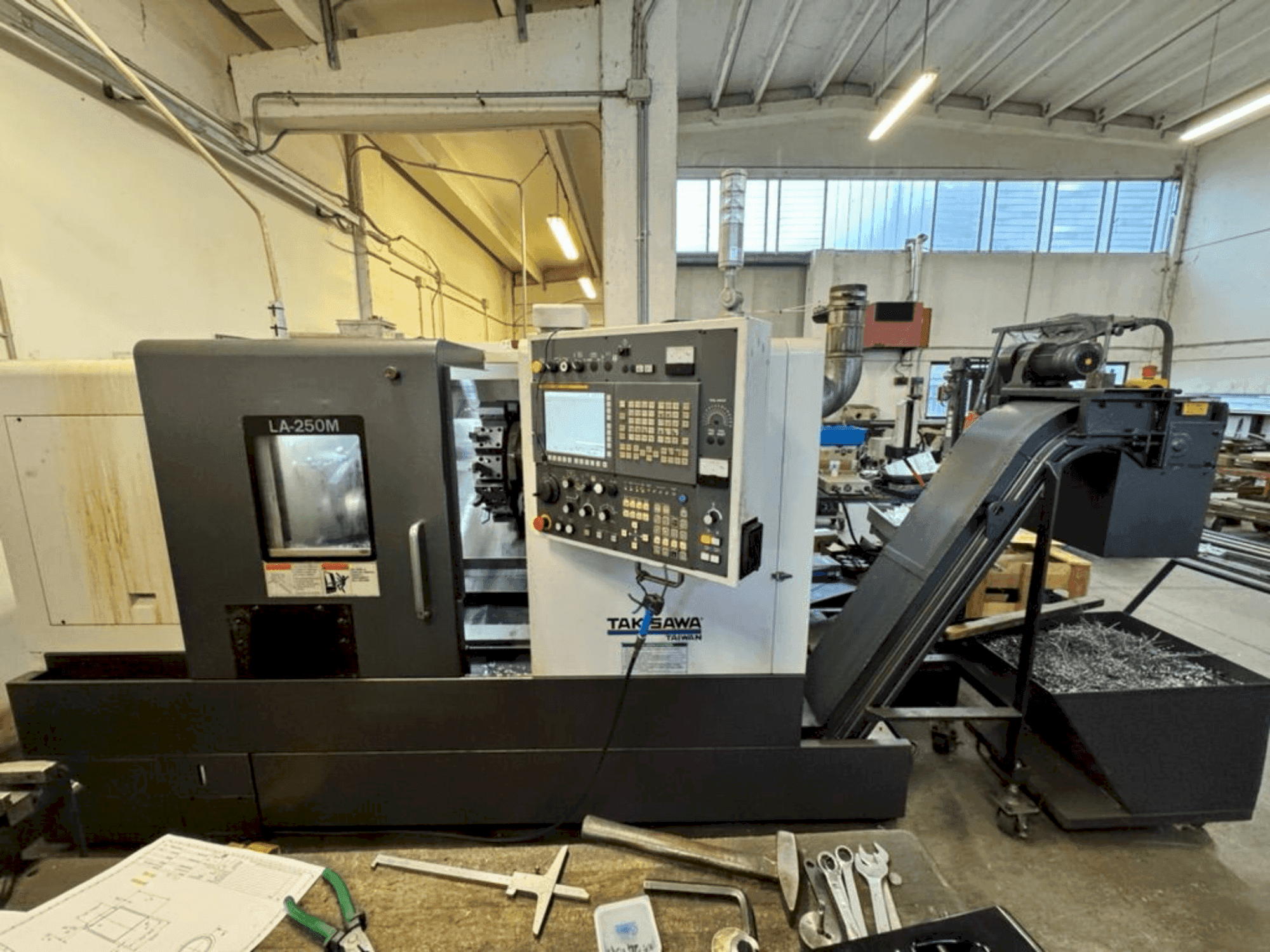 Čelní pohled na Takisawa LA-250M stroj