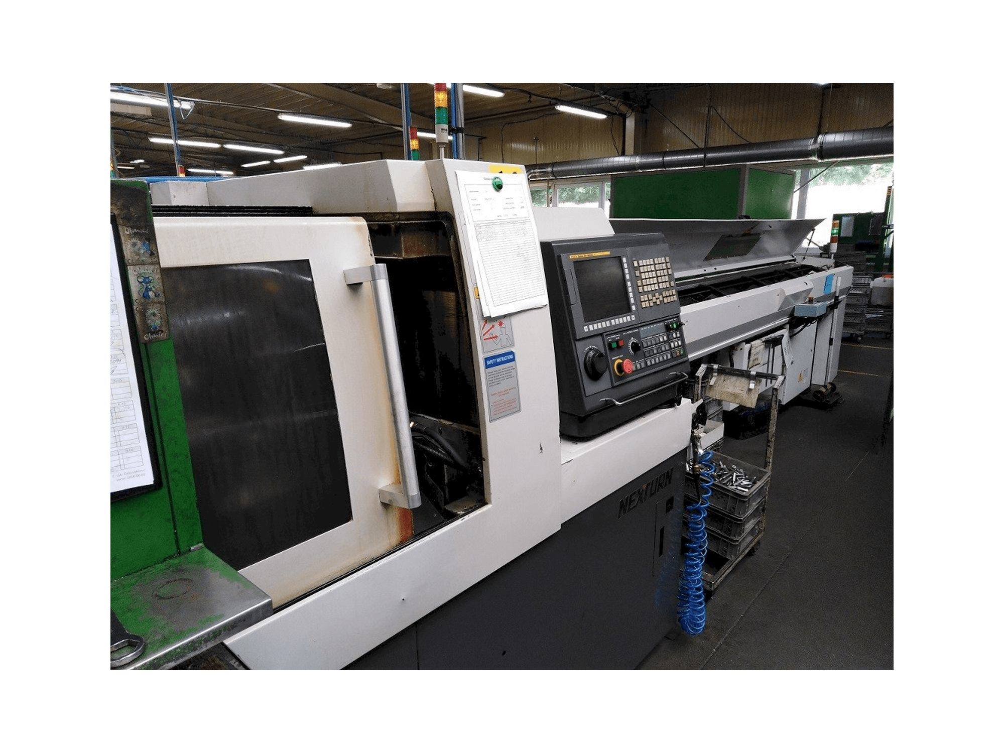 Čelní pohled na Nexturn SA-20E stroj