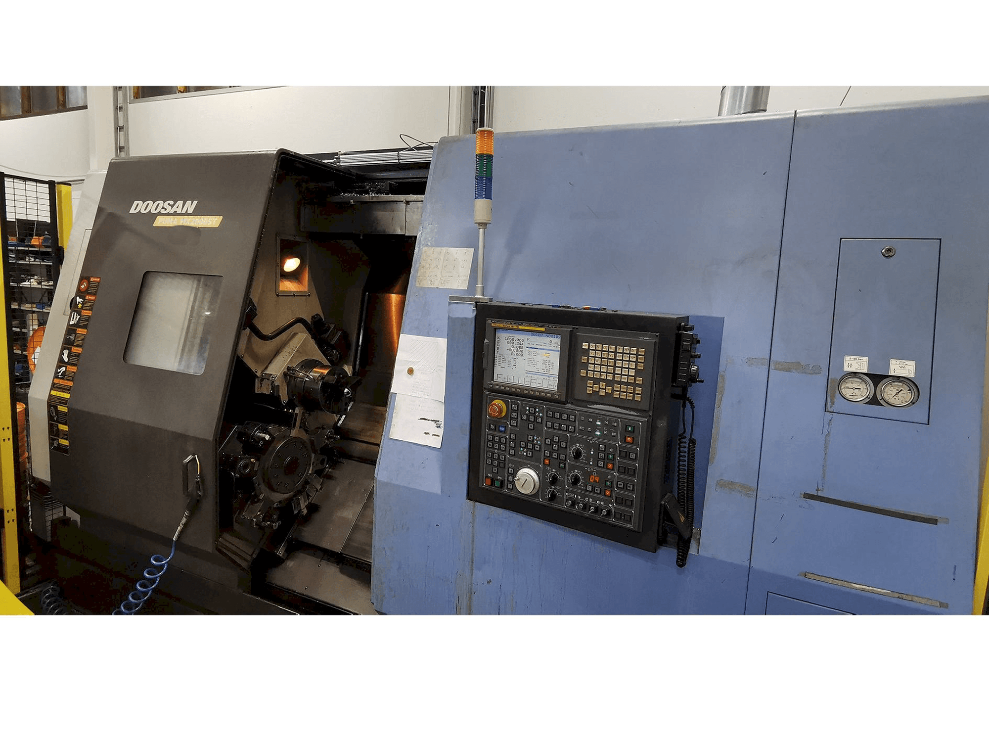 Čelní pohled na Doosan Puma MX 2000 ST stroj