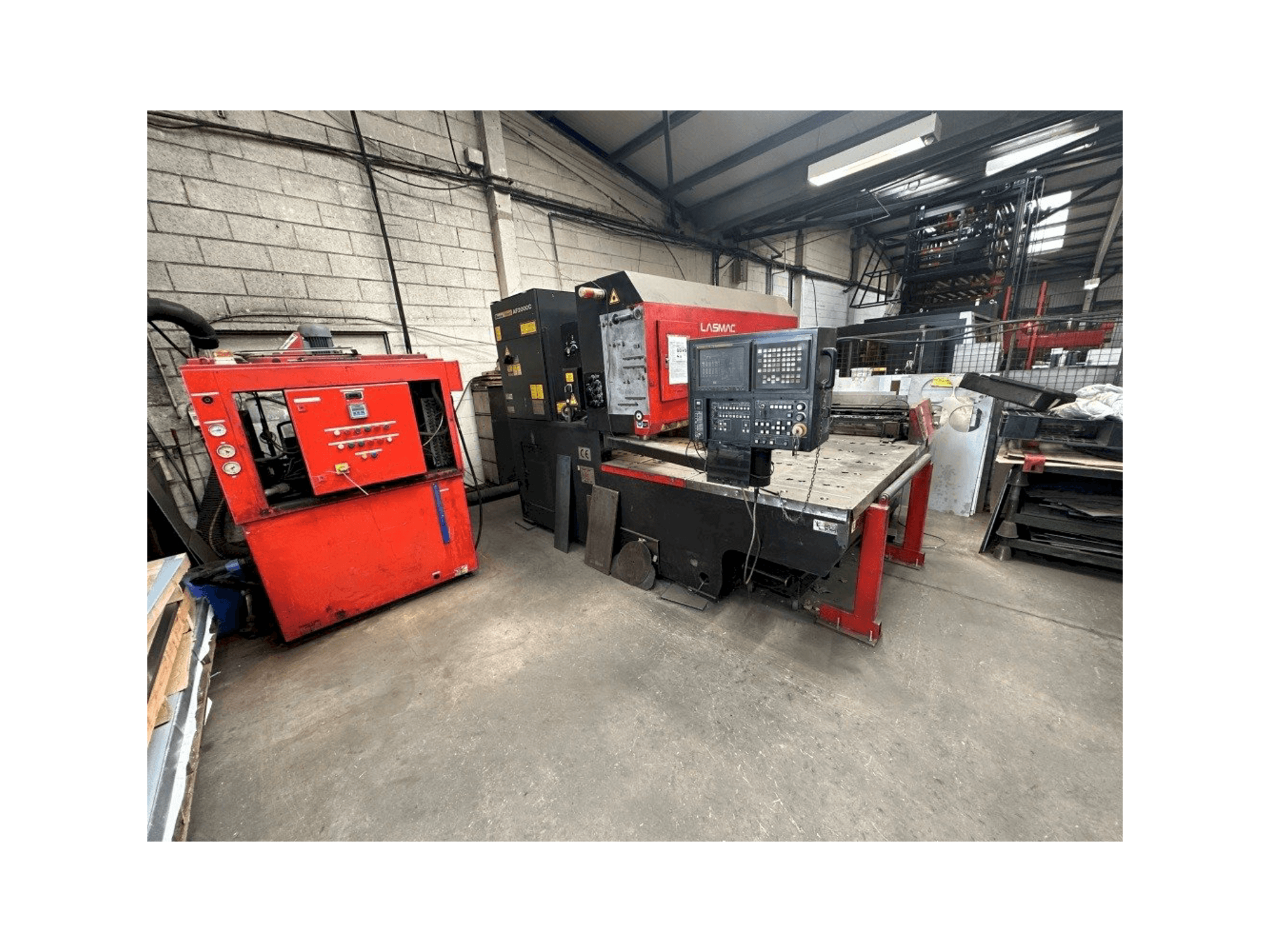 Čelní pohled na AMADA Lasmac LC1212A3 stroj