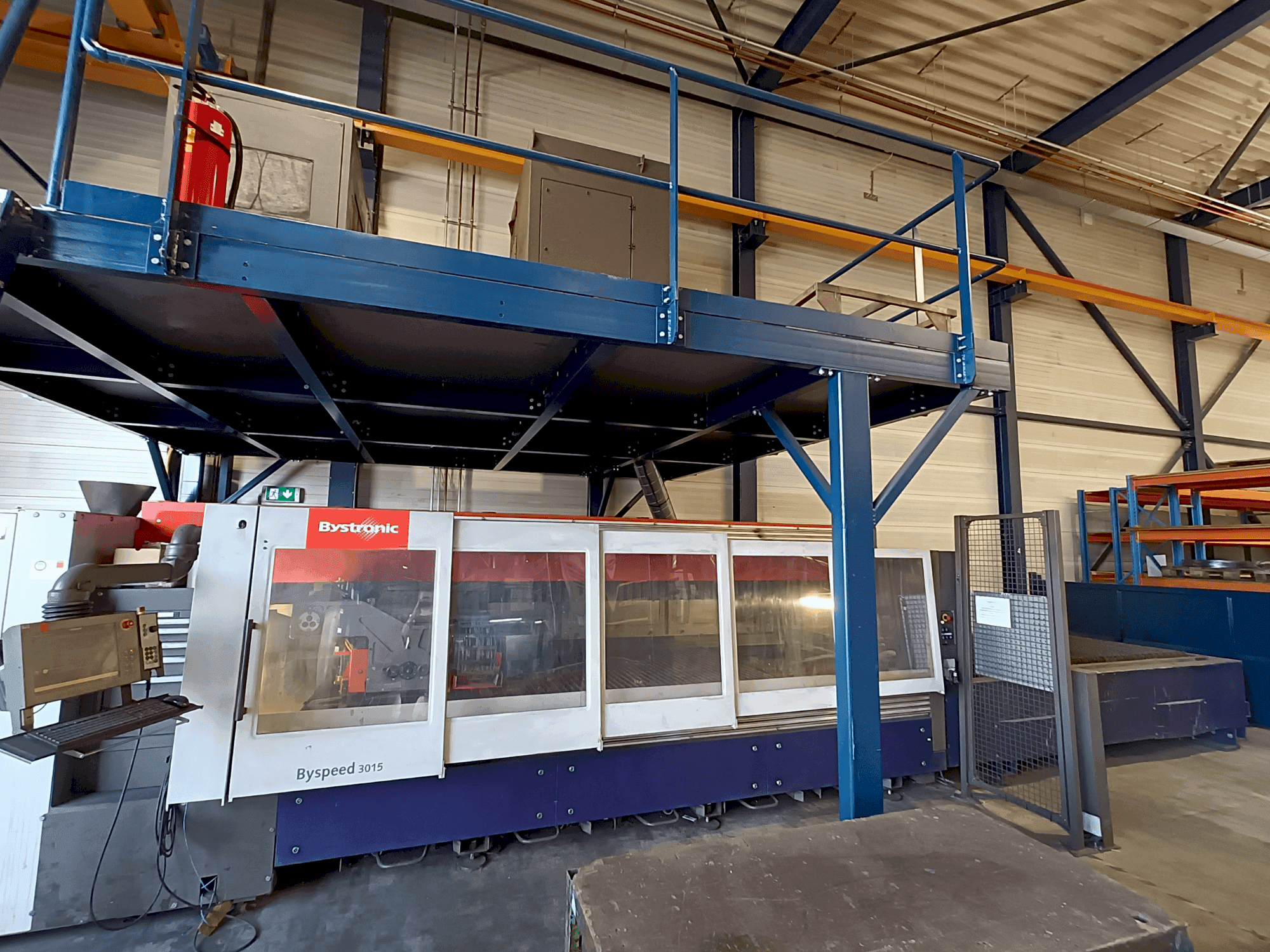 Čelní pohled na Bystronic BySpeed 3015 stroj