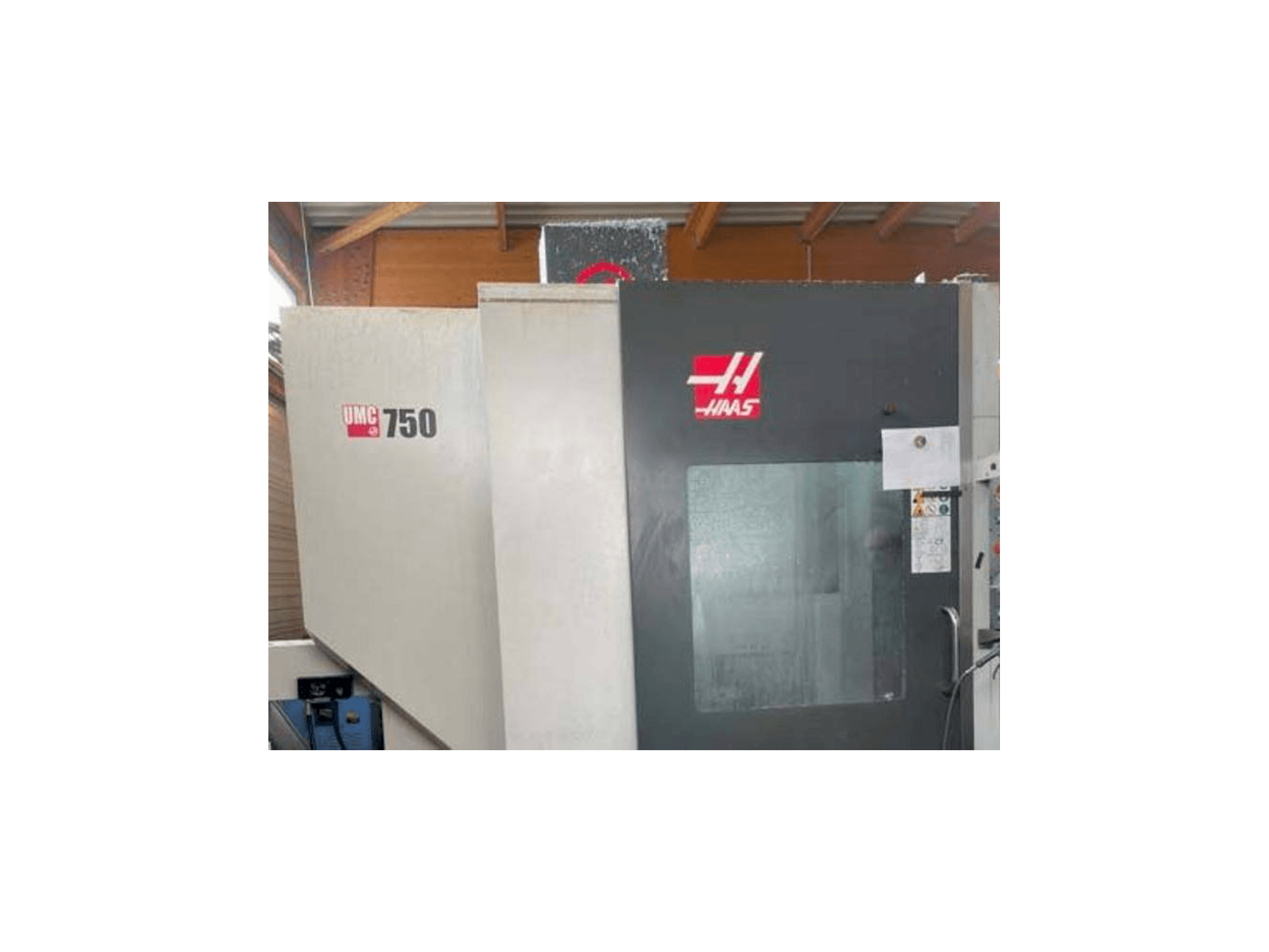 Čelní pohled na HAAS UMC 750 S stroj