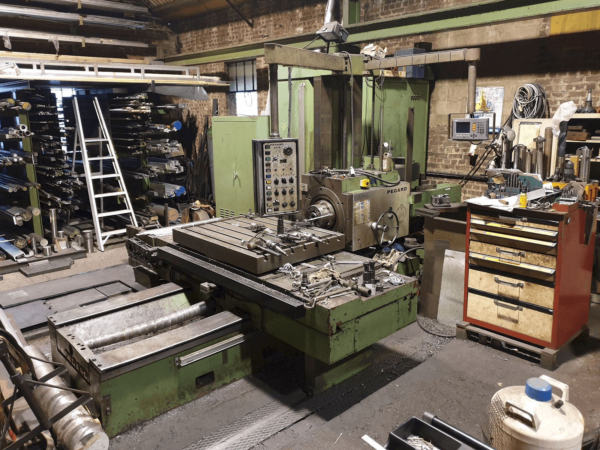 Čelní pohled na PEGARD AF 8 stroj