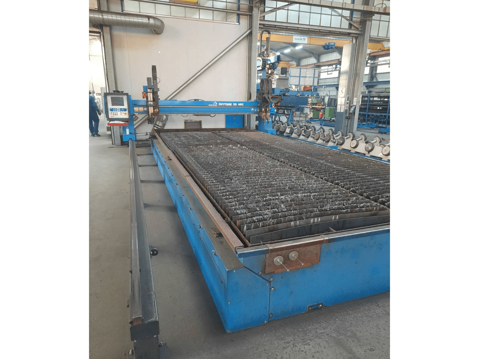 Čelní pohled na Oerlikon Oxytome 35 HPC stroj