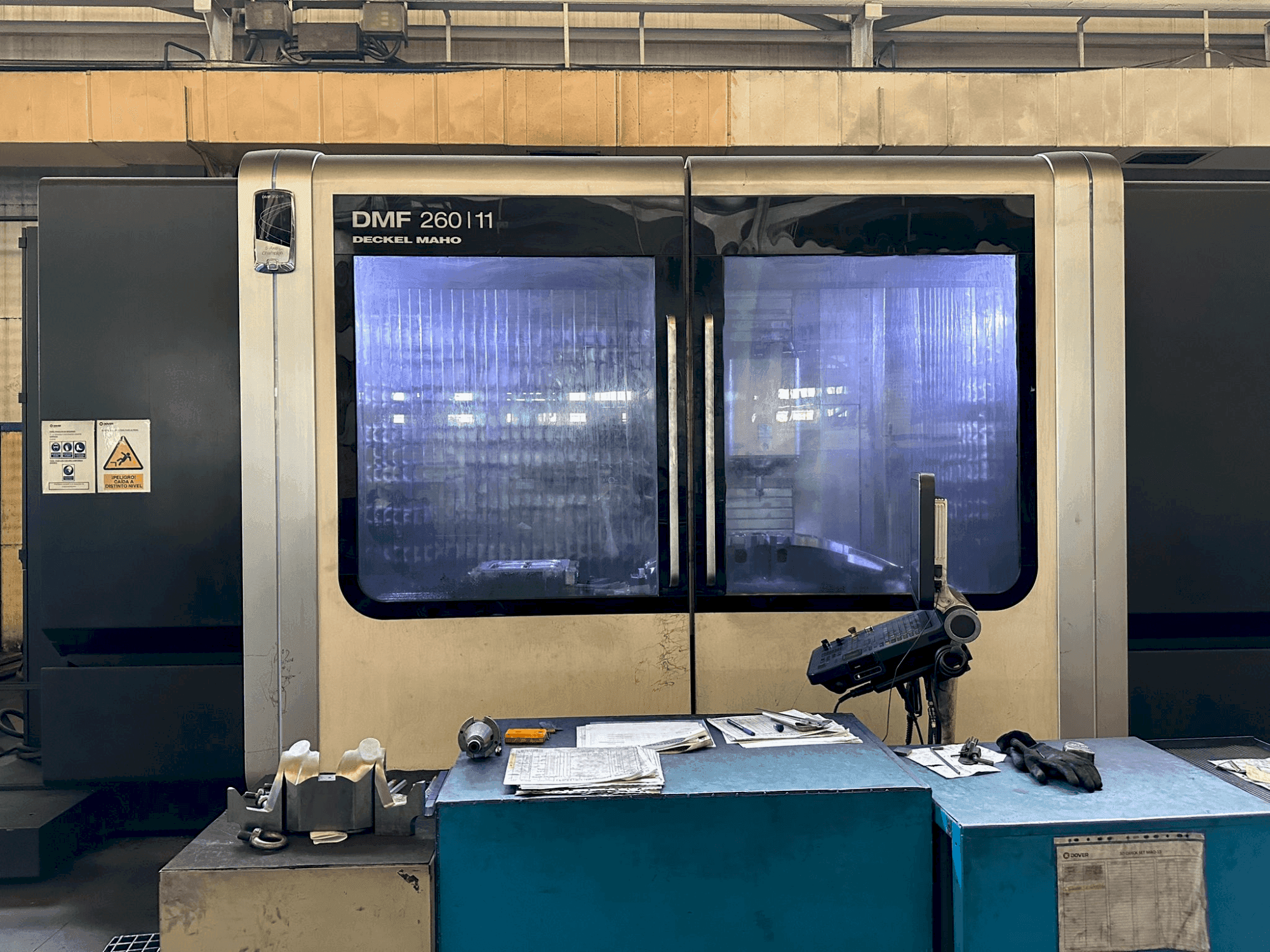 Čelní pohled na DMG MORI DMF 260-11 (2014) stroj