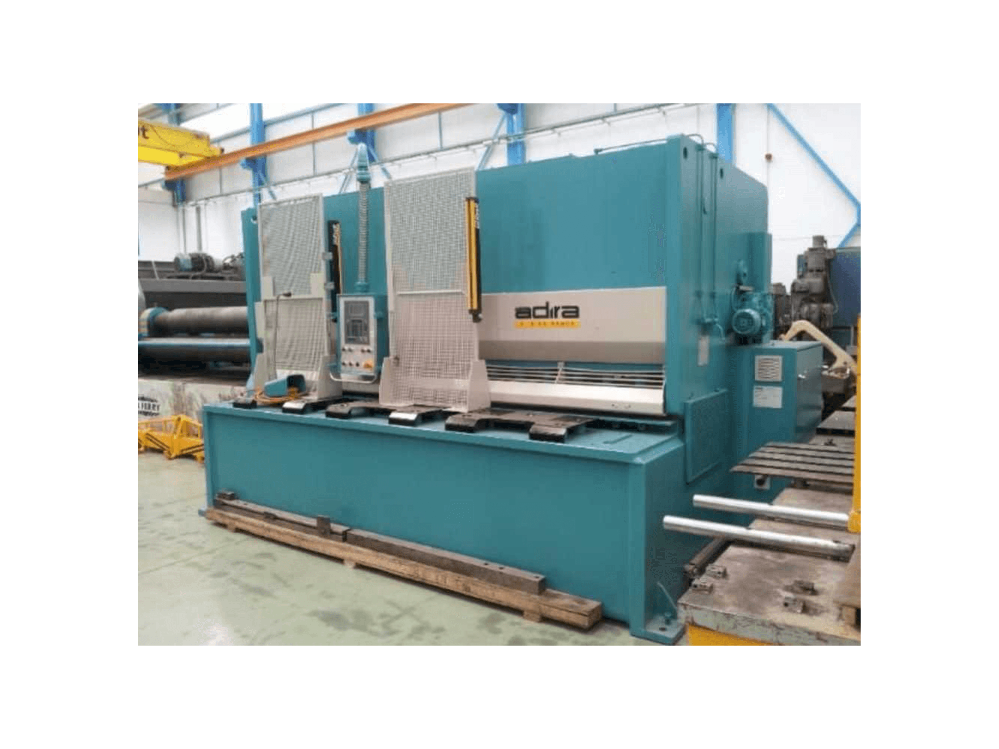 Čelní pohled na ADIRA GVX 2030 stroj