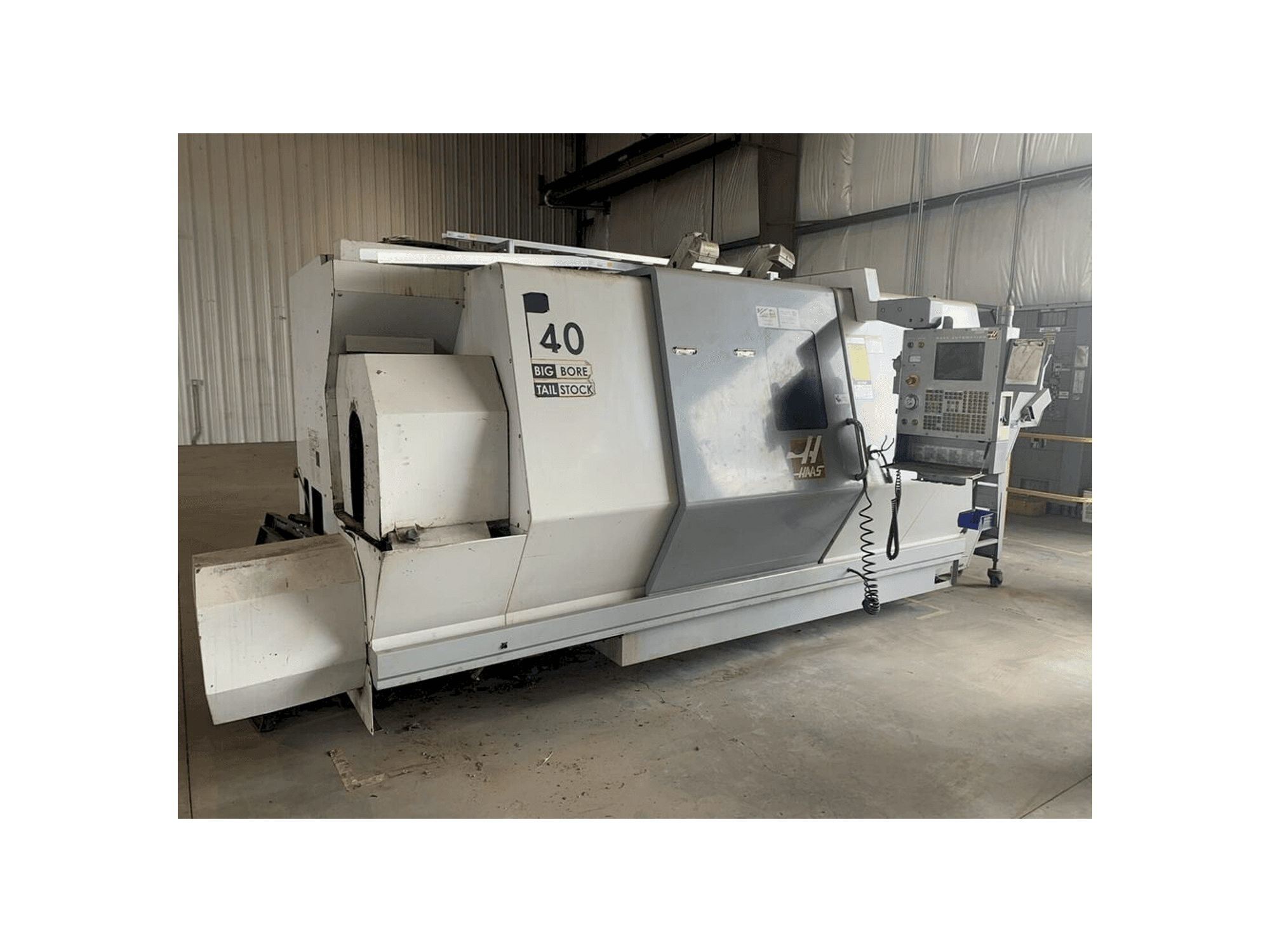 Čelní pohled na HAAS SL-40TB stroj