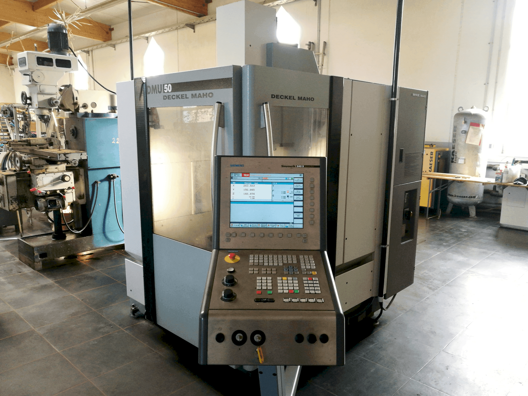 Čelní pohled na DECKEL MAHO DMU 50 stroj