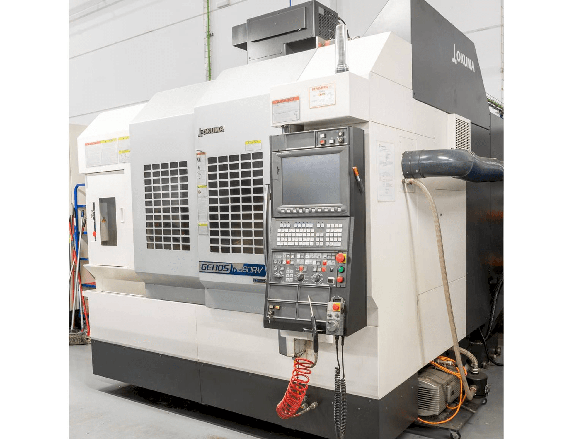 Čelní pohled na Okuma Genos M560R-V stroj