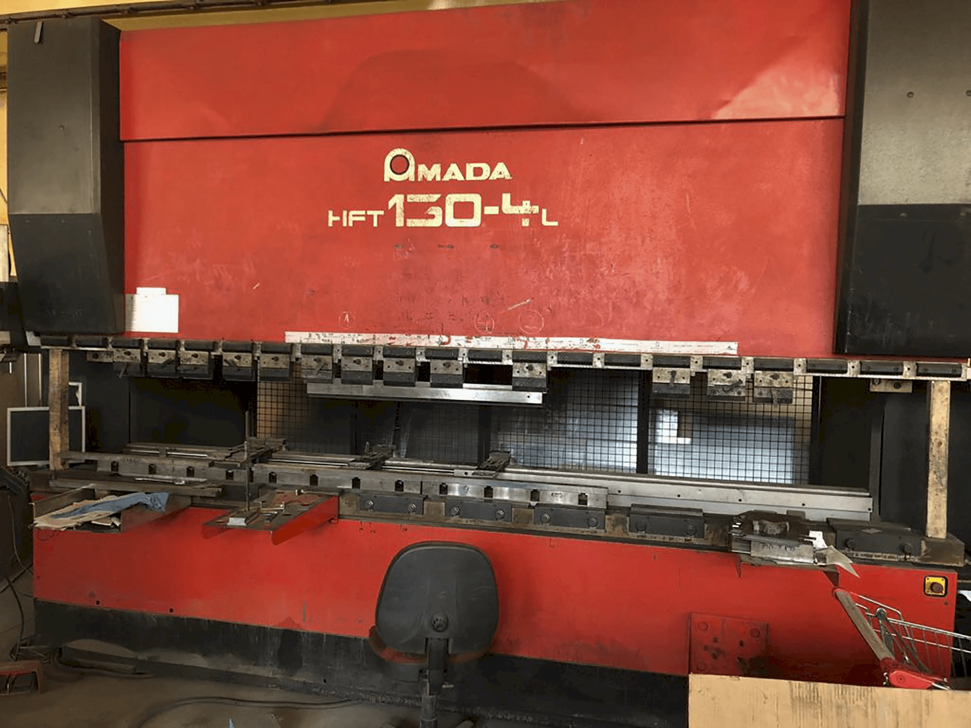 Čelní pohled na AMADA HFT 130-4 L stroj