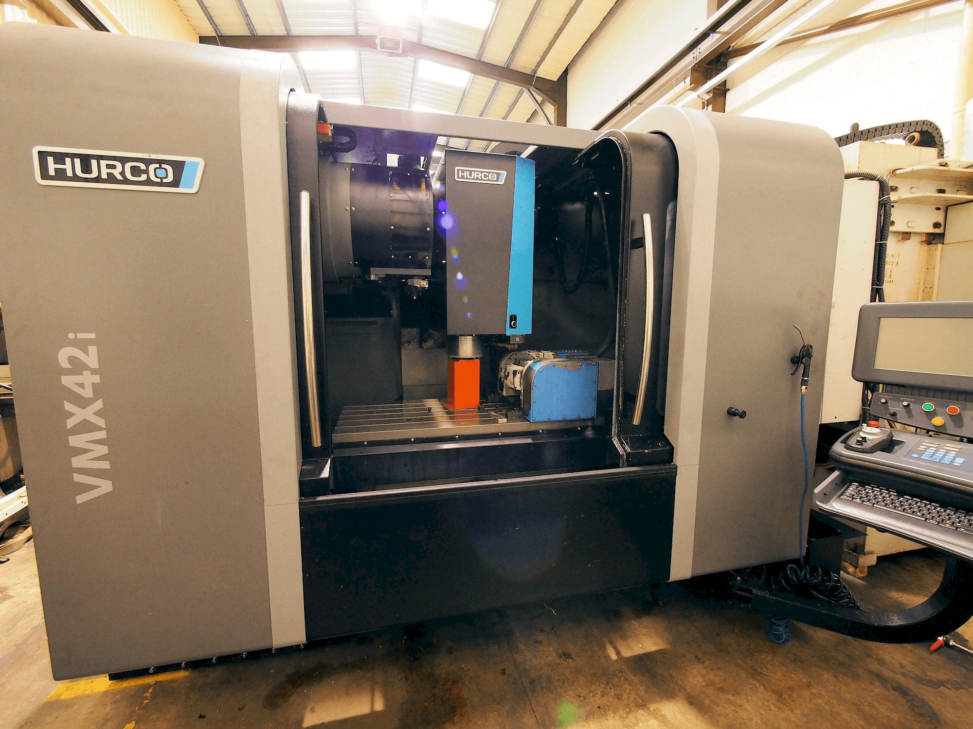 Čelní pohled na Hurco VMX 42i stroj