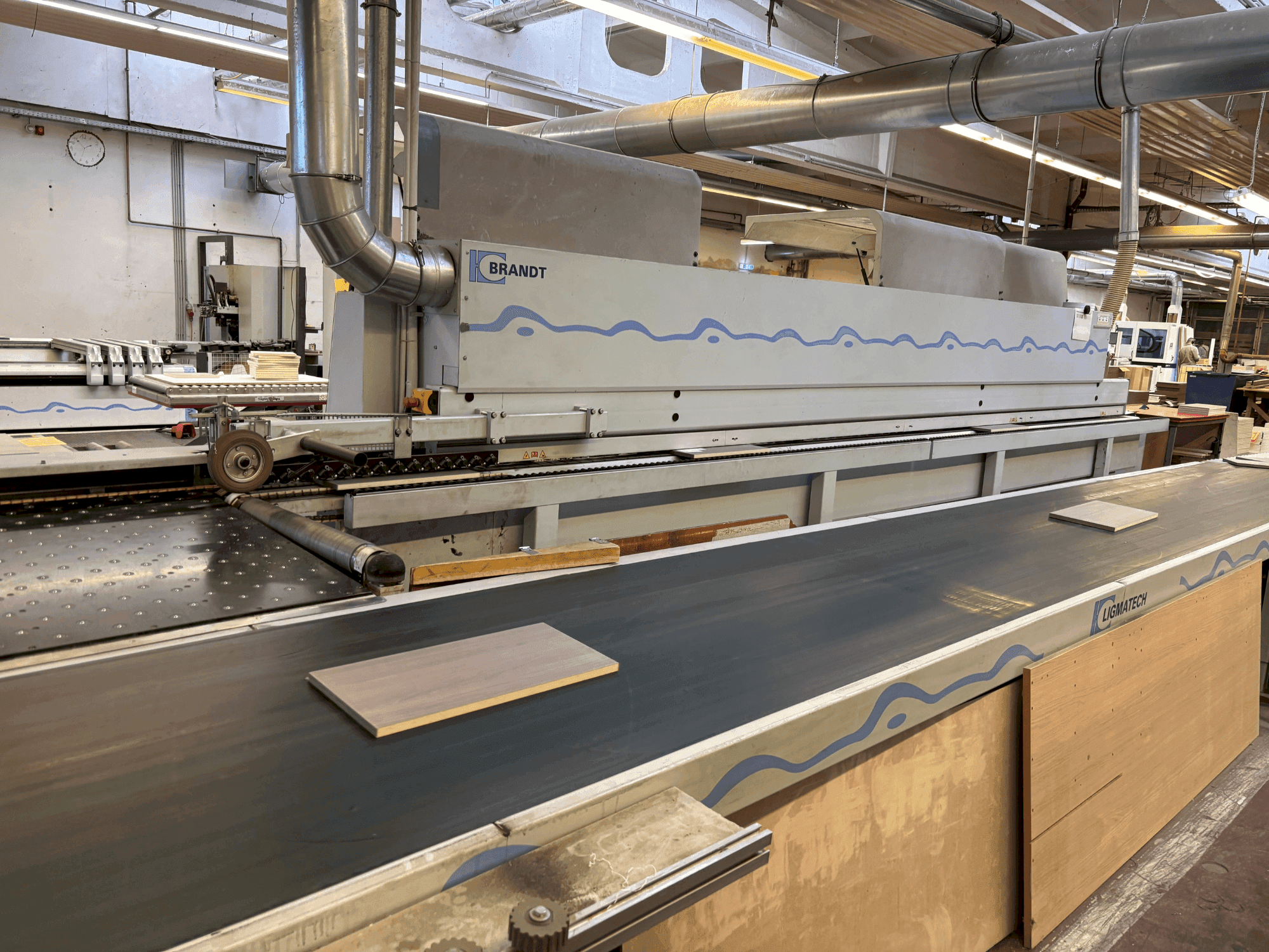 Čelní pohled na BRANDT KDF 680 stroj