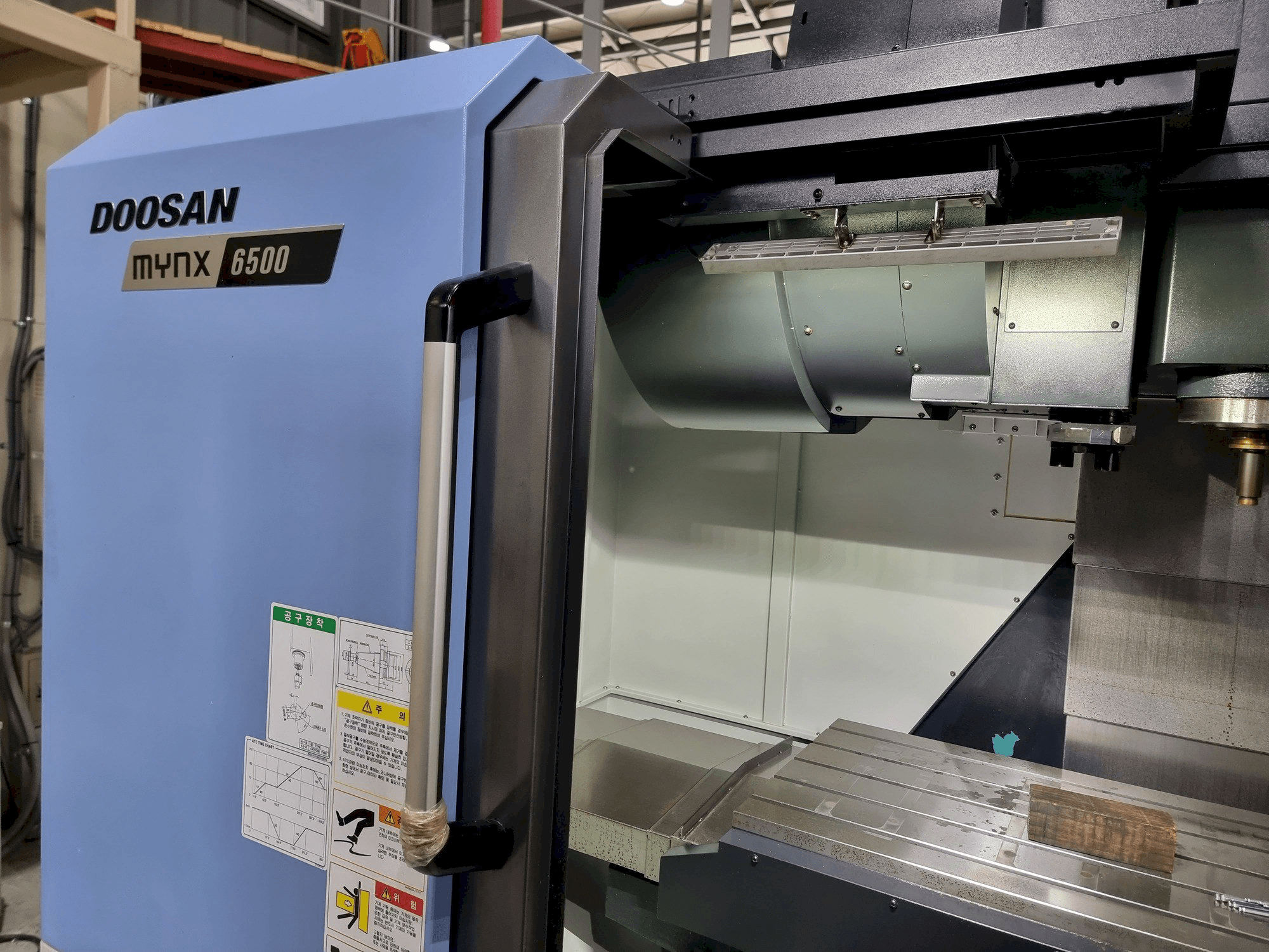 Čelní pohled na DOOSAN MYNX 6500 stroj
