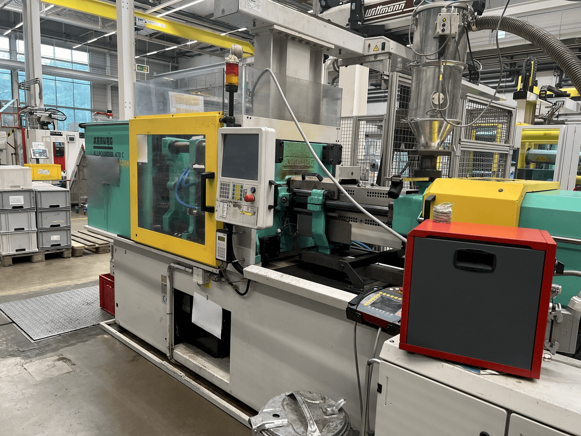 Čelní pohled na Arburg 470C 1500 - 400 stroj