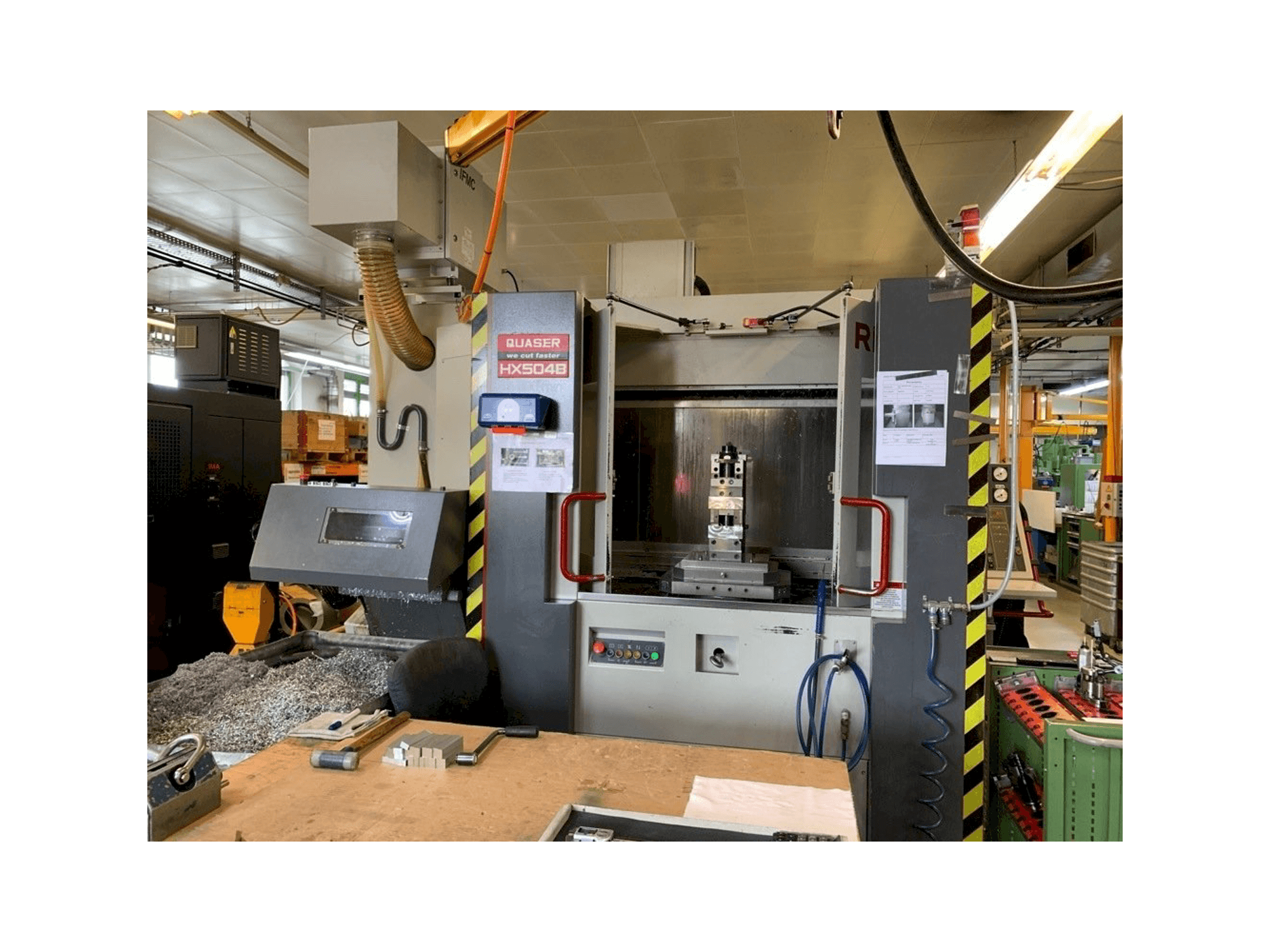 Čelní pohled na Quaser HX504B stroj