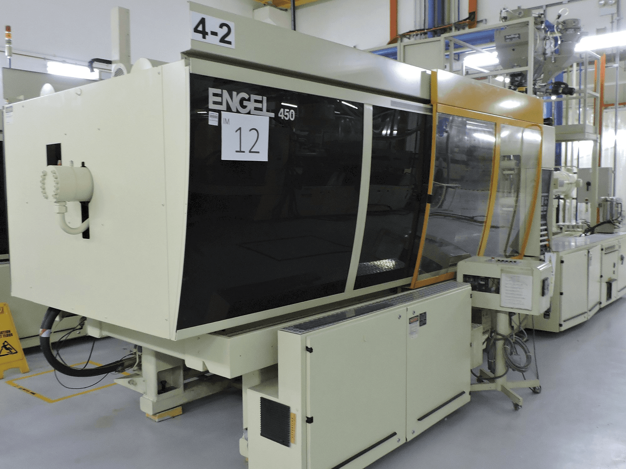 Čelní pohled na ENGEL ES1300/450 BHP stroj