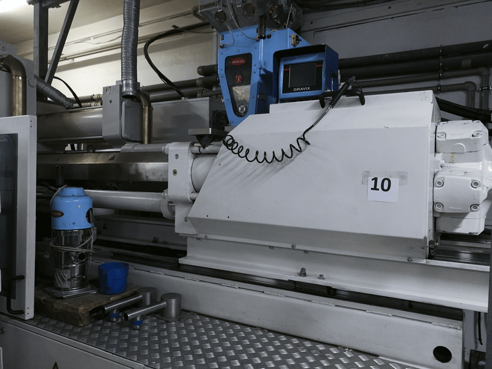 Pravý boční pohled na Battenfeld HM 400/3400 stroj