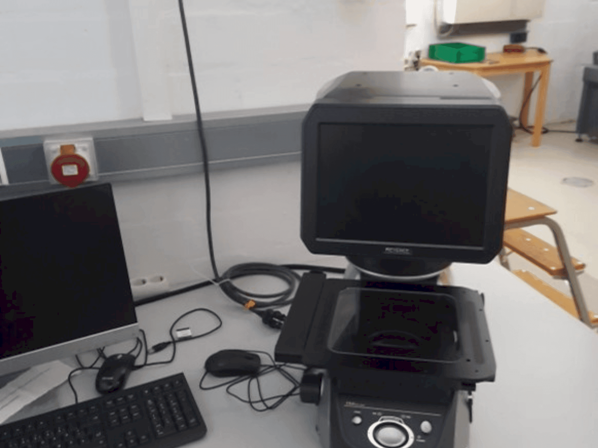 Čelní pohled na KEYENCE IM-7020 stroj