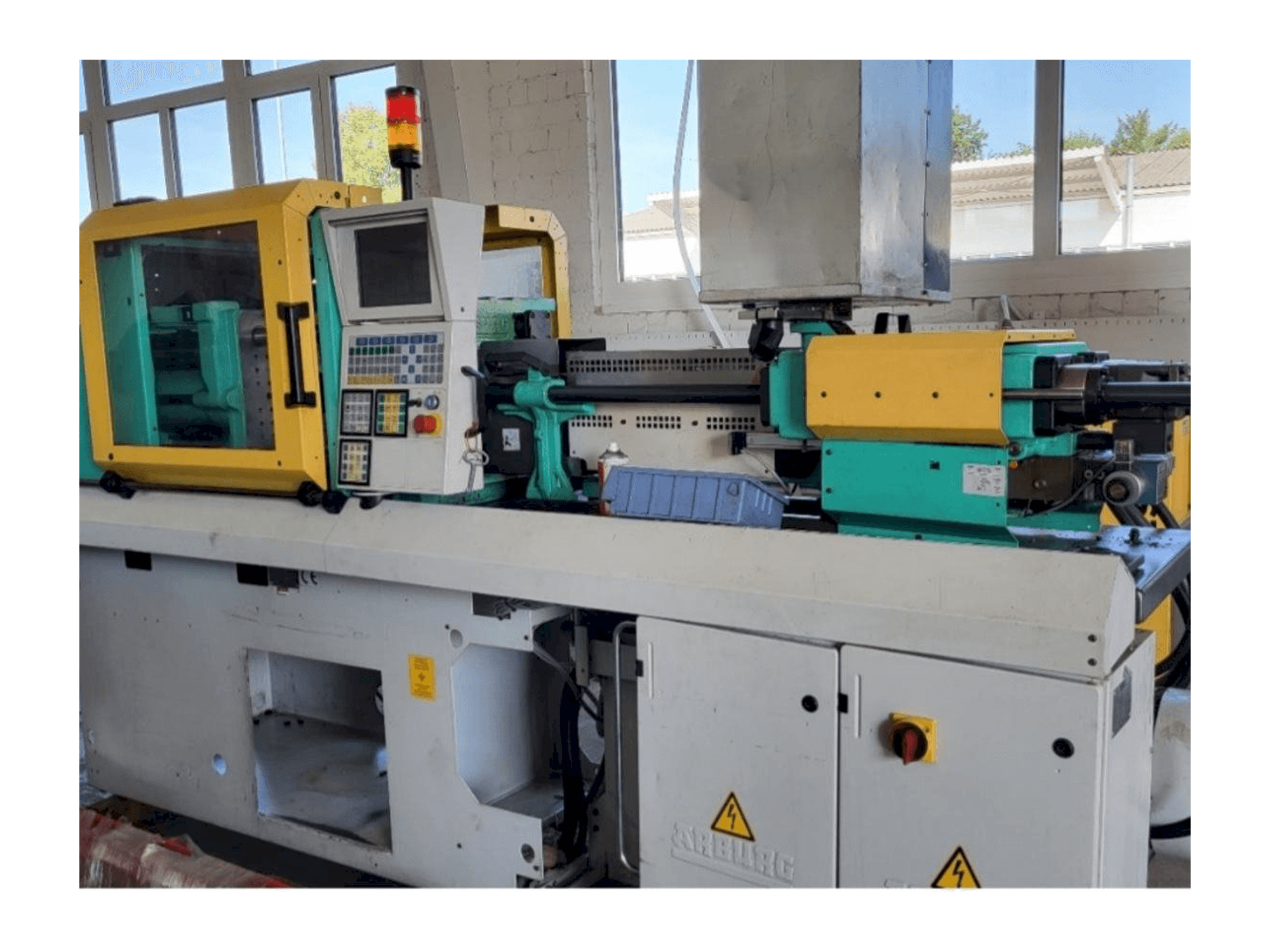 Čelní pohled na Arburg Allrounder 270S 350-150 stroj