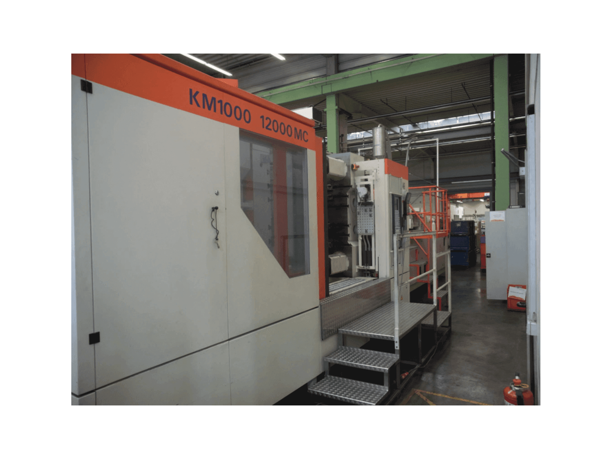 Čelní pohled na Krauss Maffei 1000-12000 MC stroj