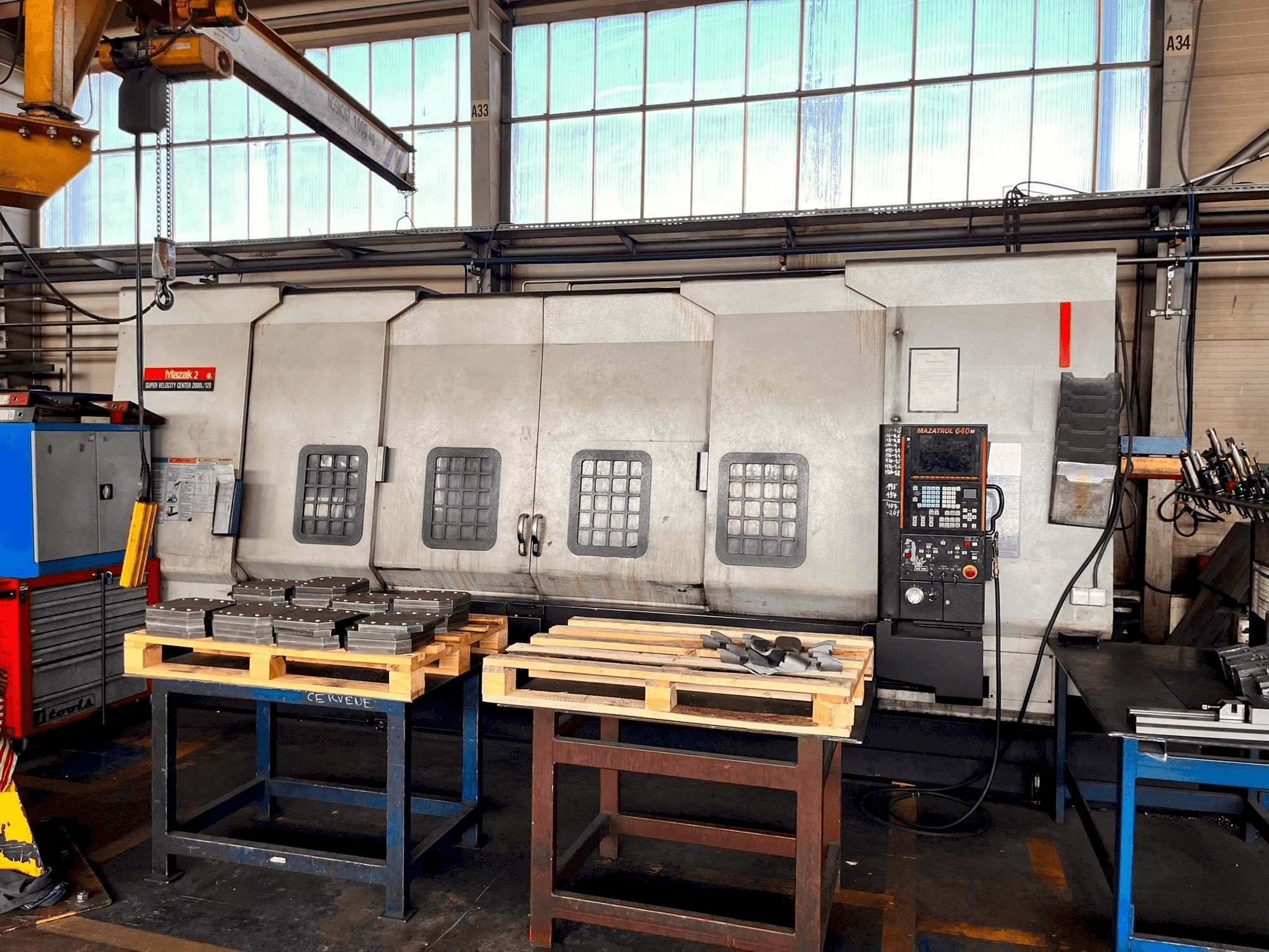 Čelní pohled na Mazak SVC 2000L/120 stroj