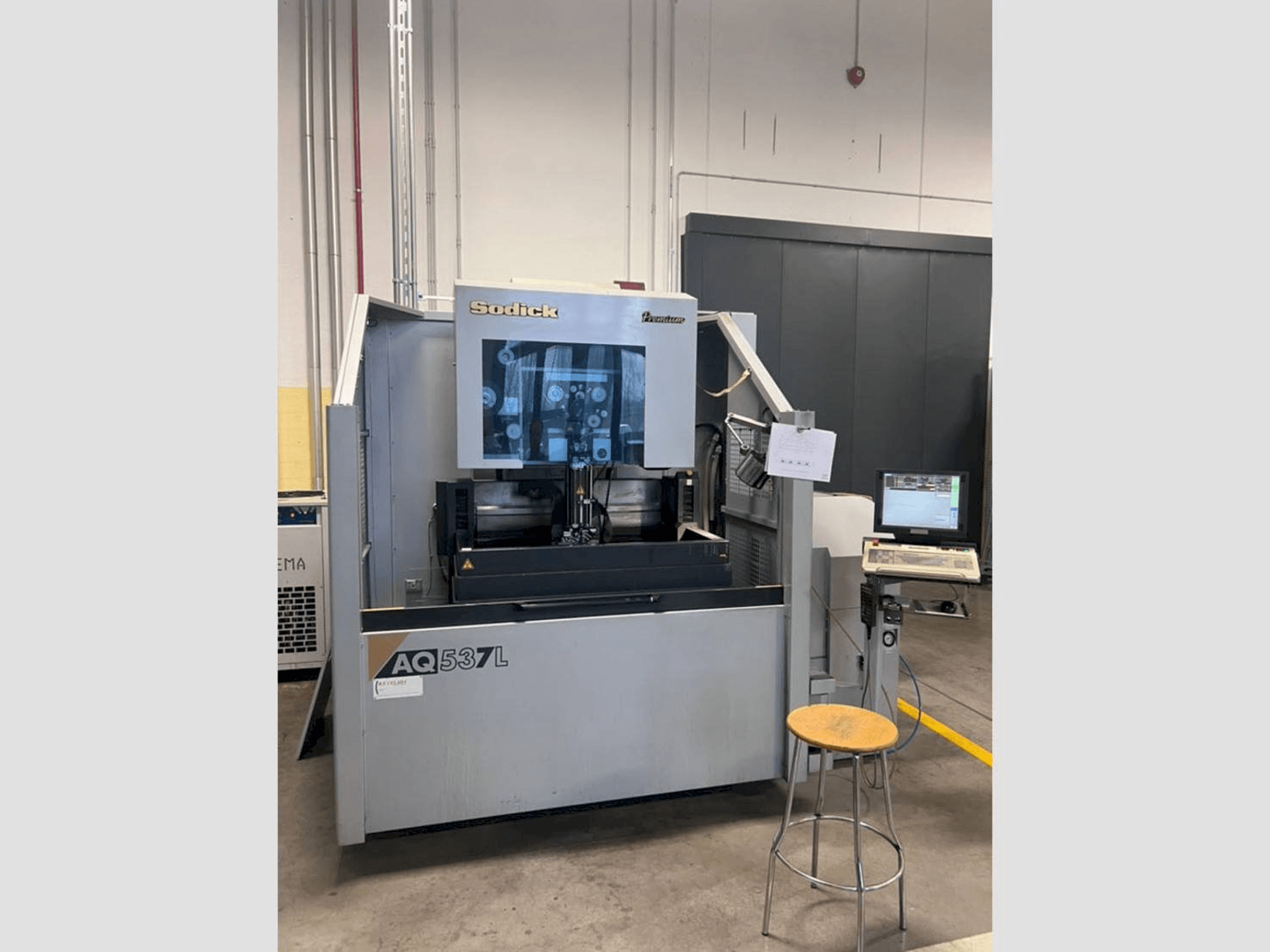 Čelní pohled na Sodick AQ537L stroj