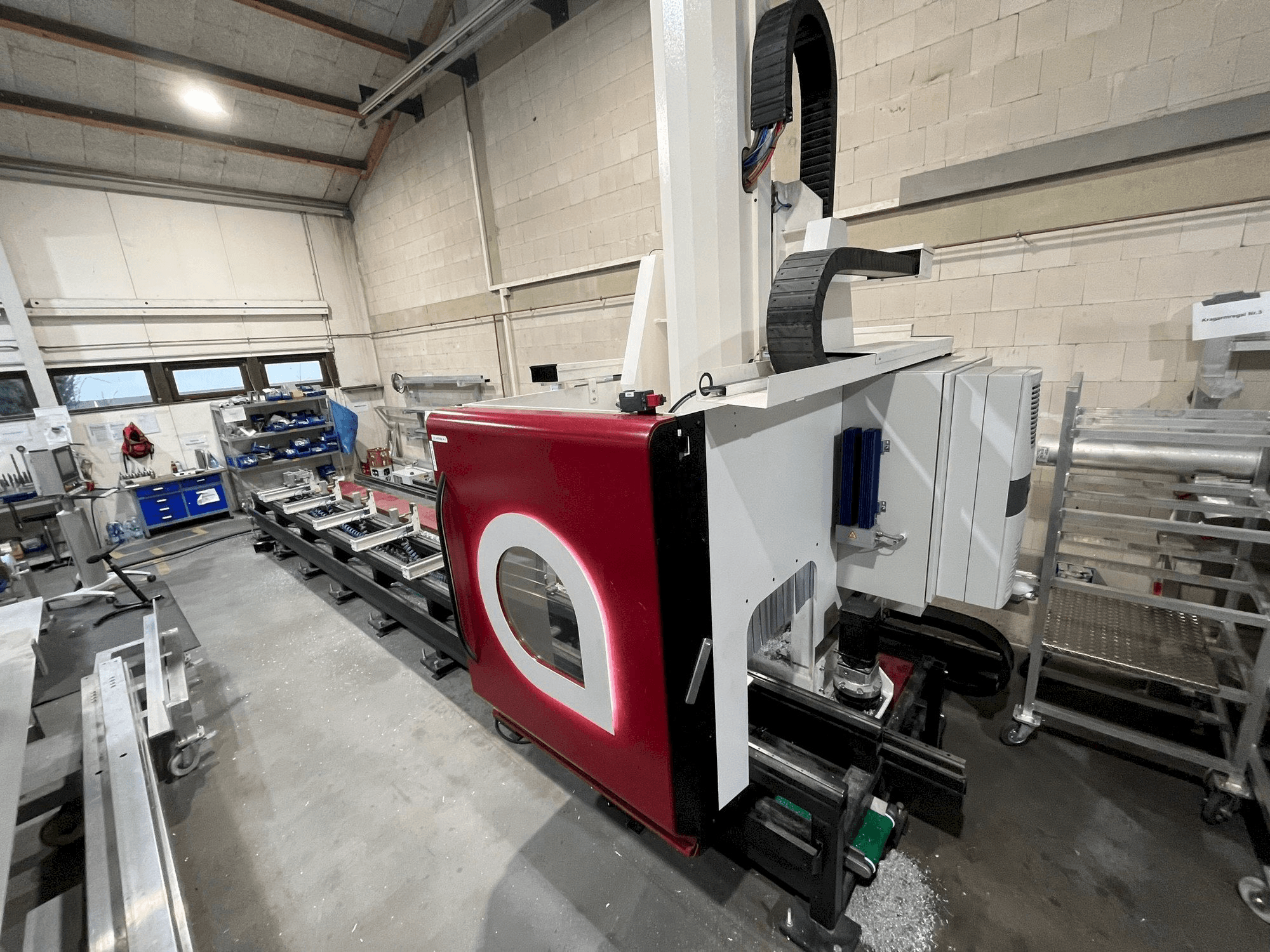 Čelní pohled na Austen AX 607 stroj