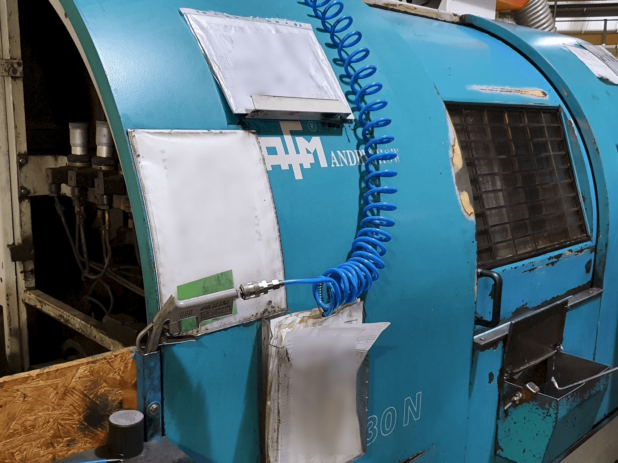 Čelní pohled na AFM TAE-30N stroj