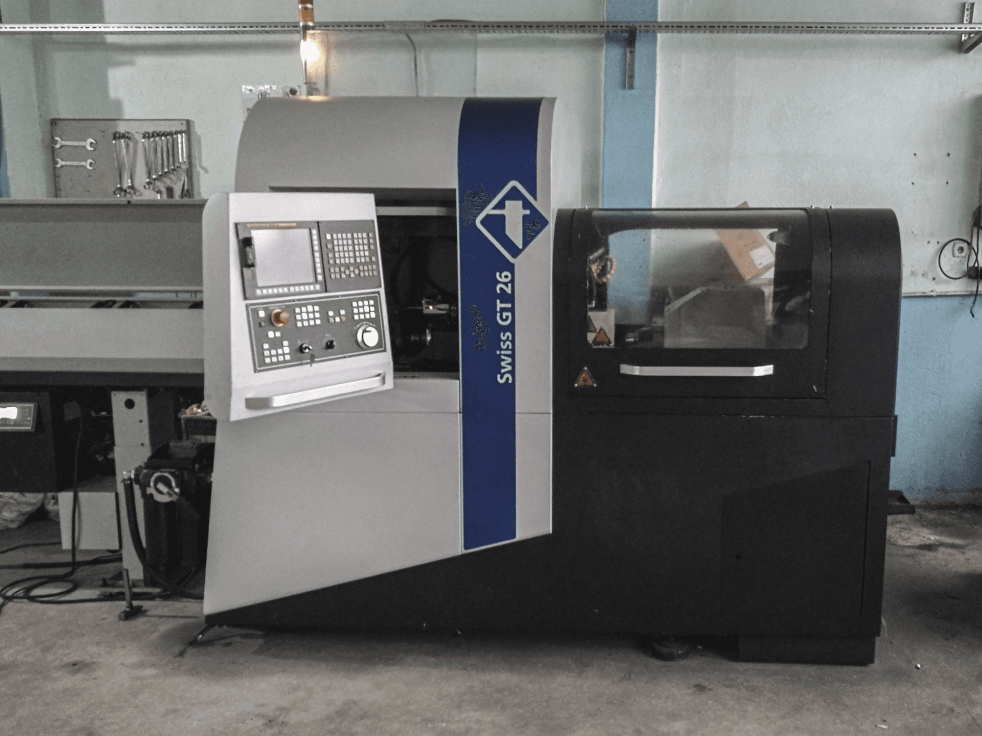 Čelní pohled na Tornos SWISS GT 26 stroj