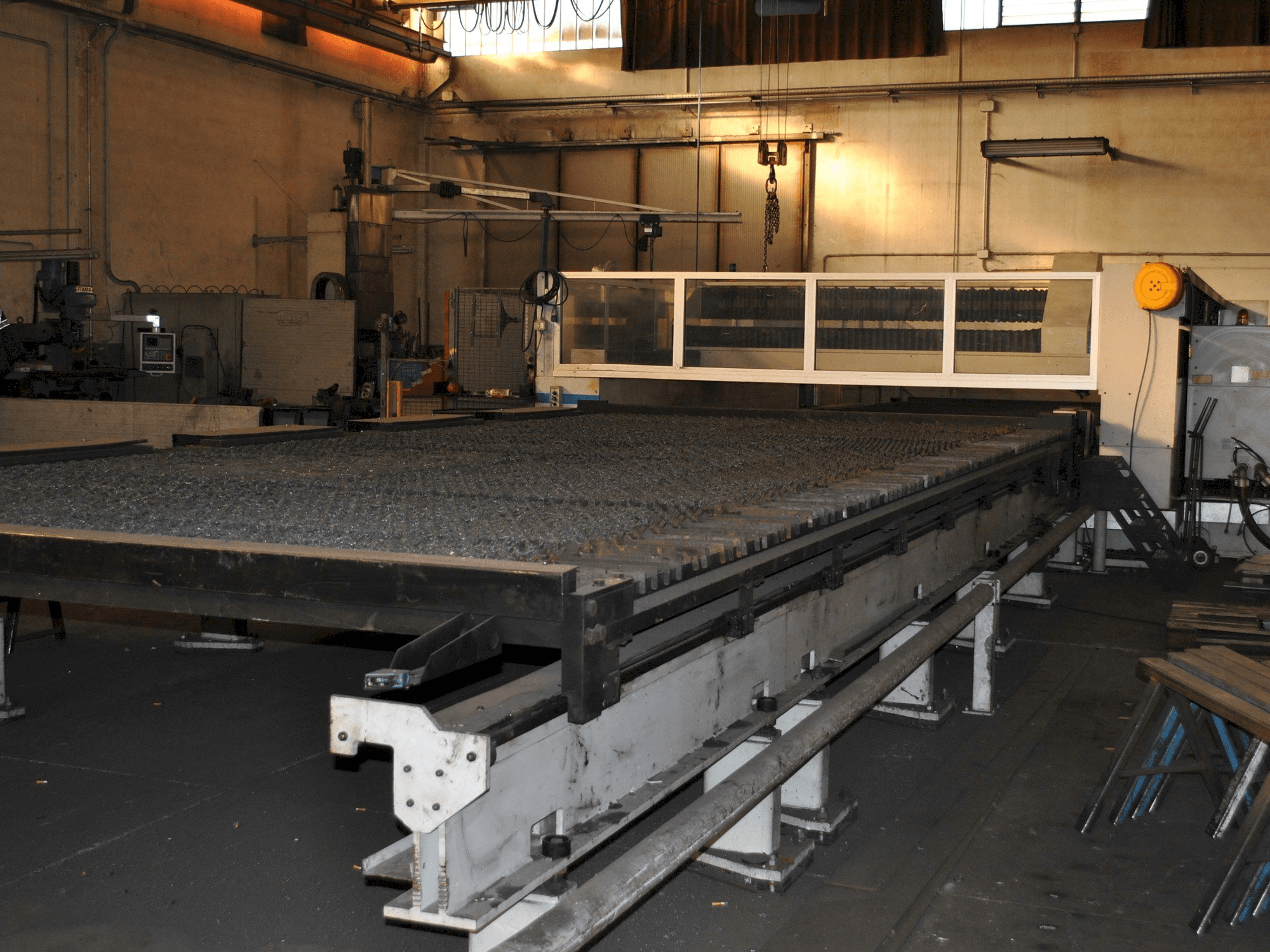 Čelní pohled na LVD IMPULS 8031 stroj