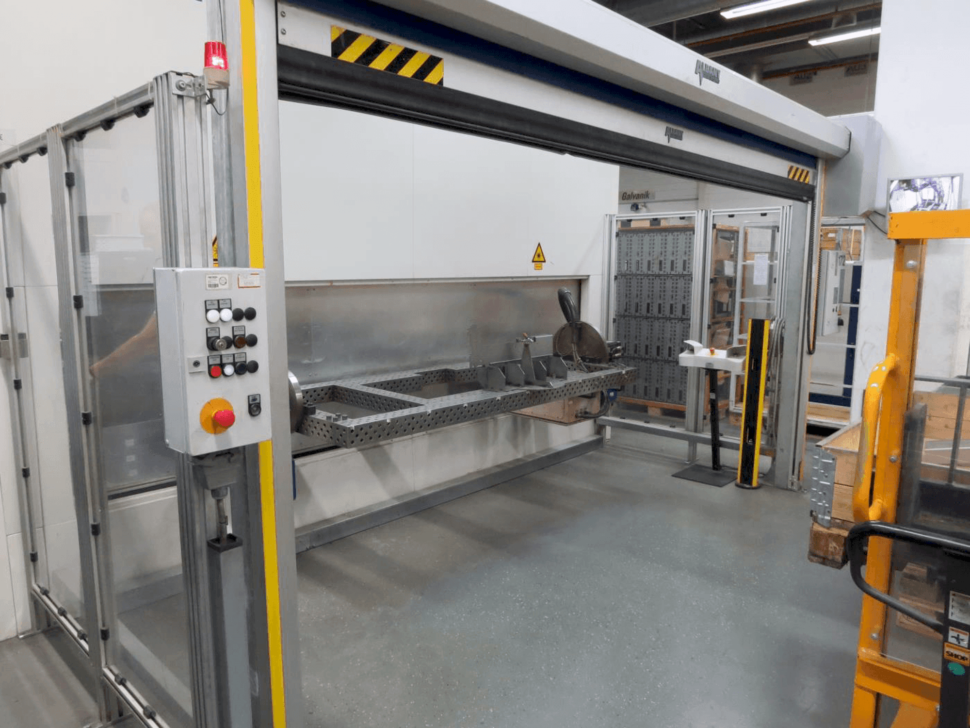 Čelní pohled na TRUMPF TruLaser Robot 5020 stroj