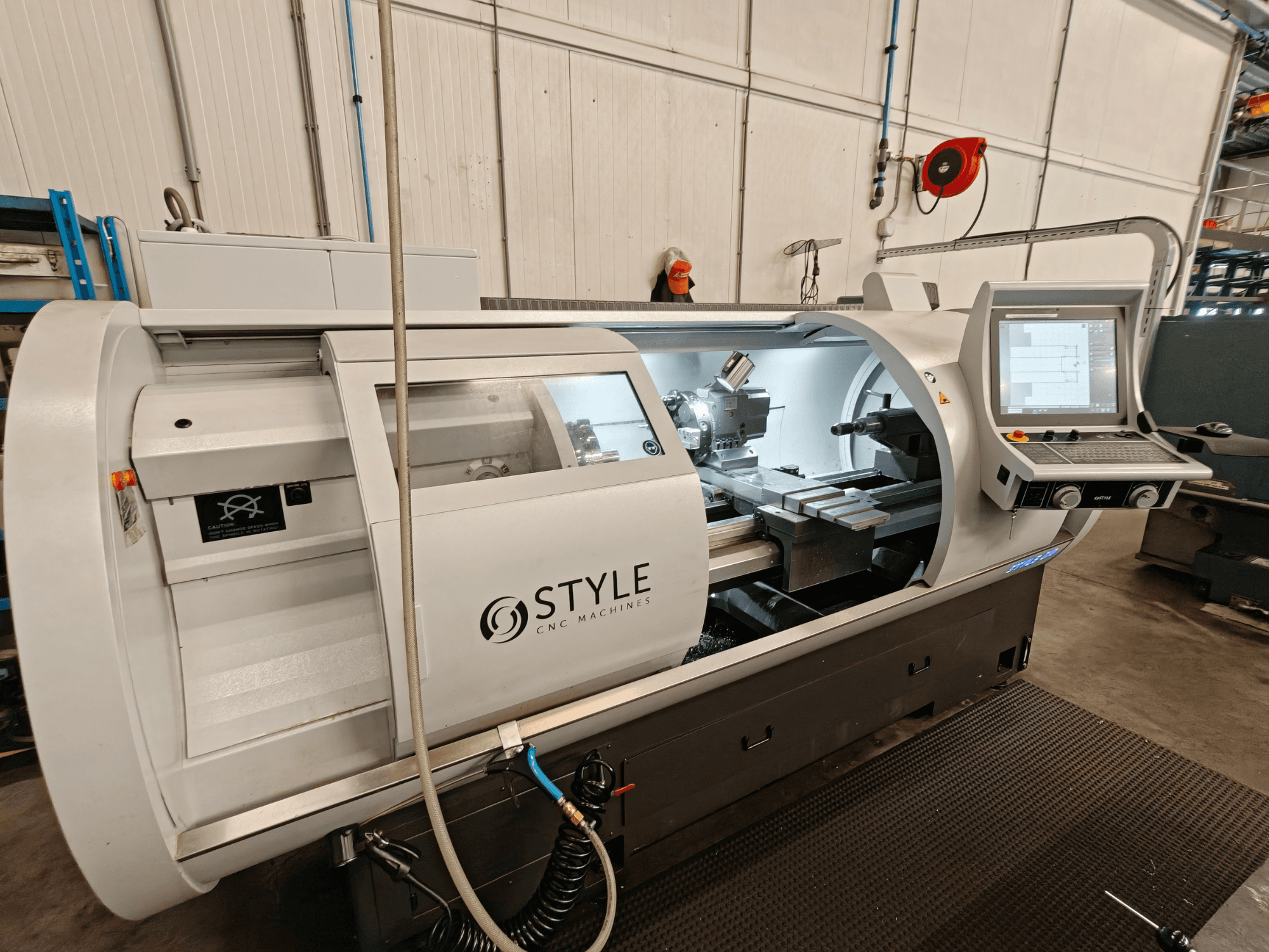 Horizontální soustruh STYLE 510, pohled zepředu, ovládací panel a řezné nástroje viditelné uvnitř pracovního prostoru.