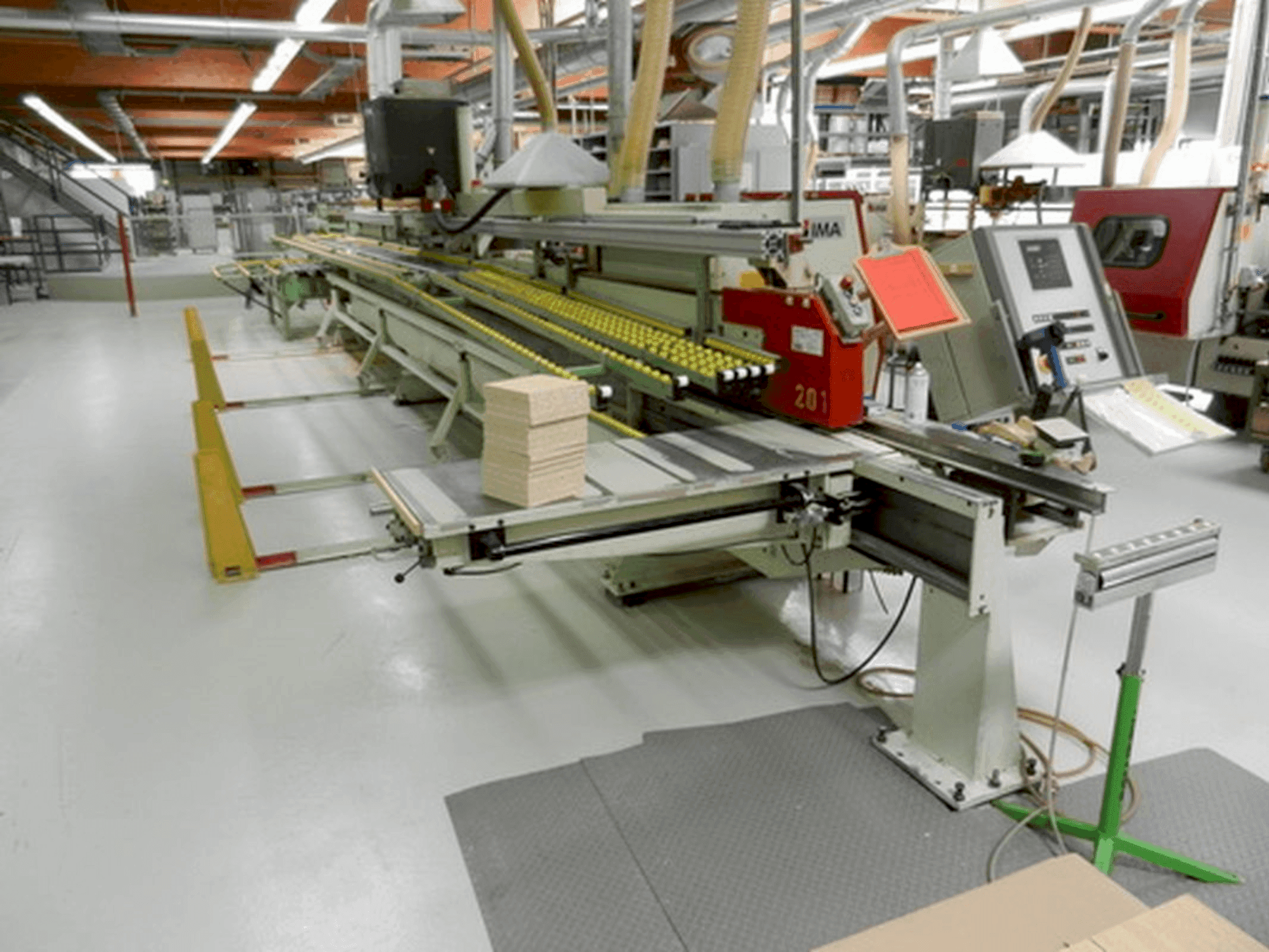 Čelní pohled na LIGMATECH ZHR 15/XX/RE stroj