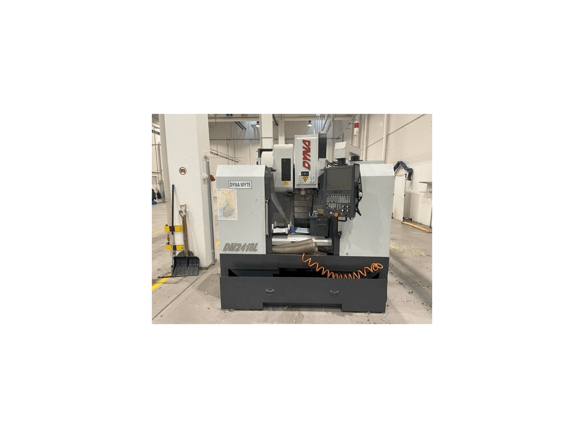 Čelní pohled na Dyna Myte DM 2418 L stroj