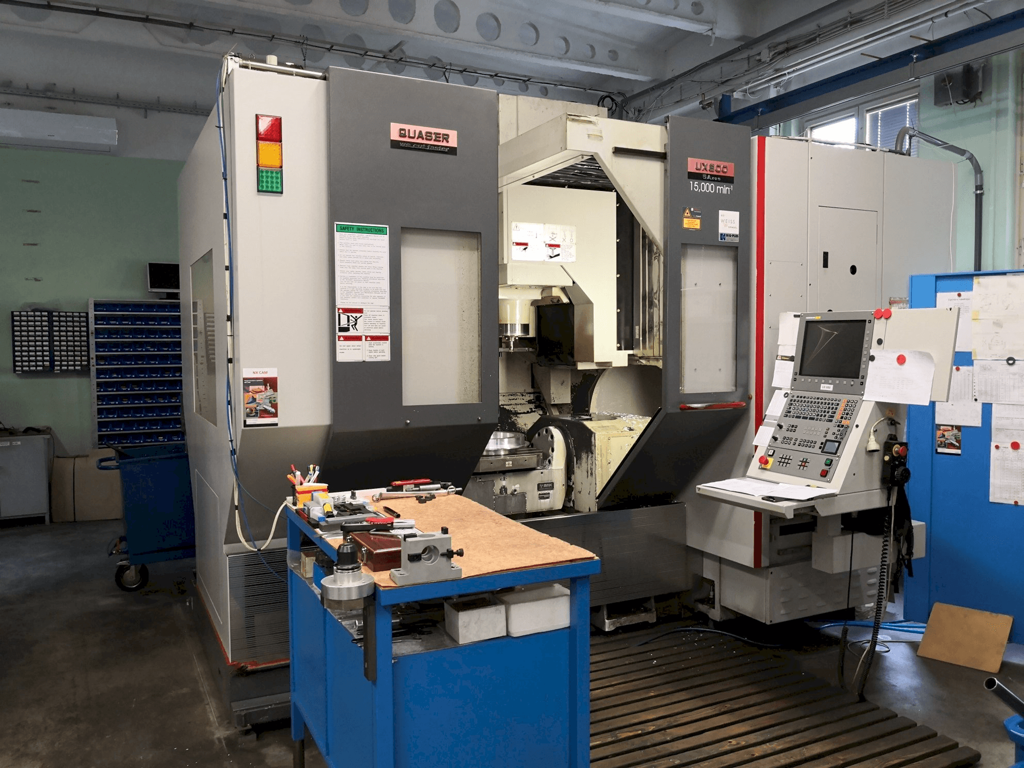 Čelní pohled na Quaser UX-600 stroj