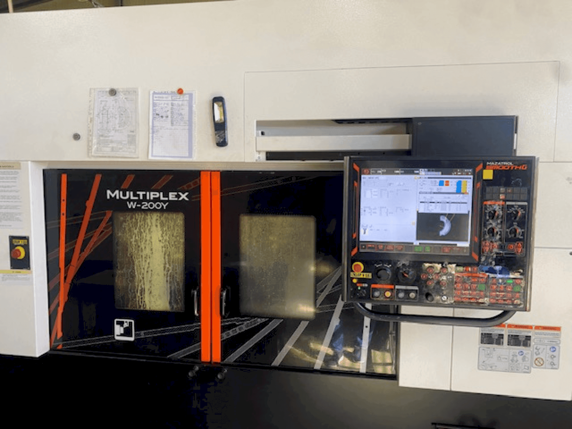 Čelní pohled na Mazak multiplex 200 y stroj