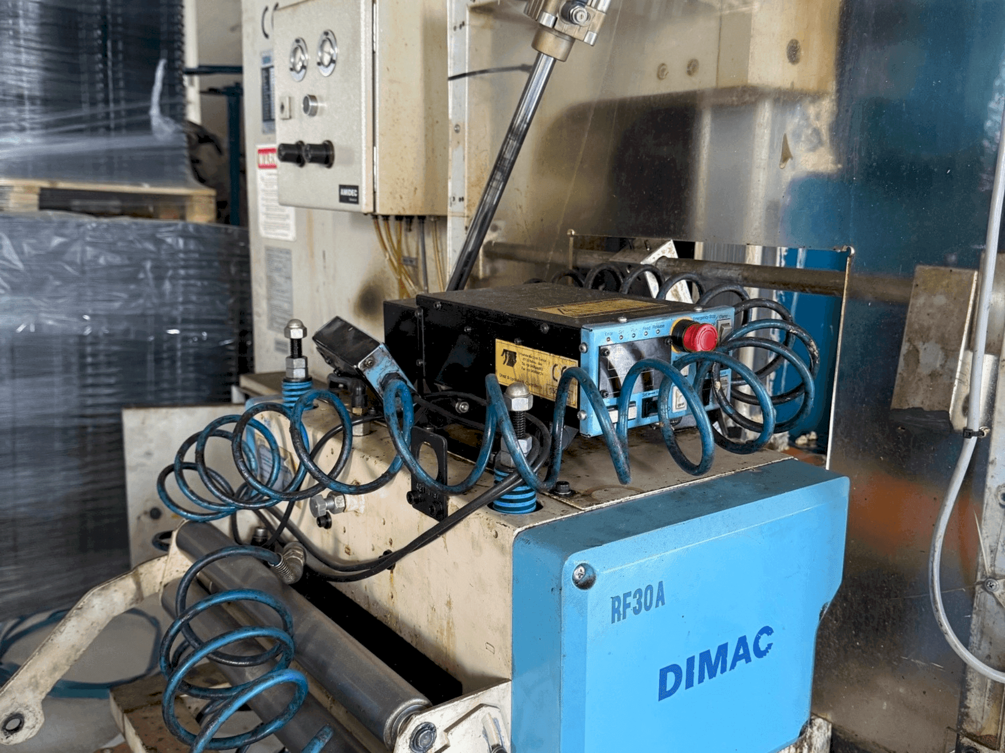 Čelní pohled na SEYI SN1-110 stroj