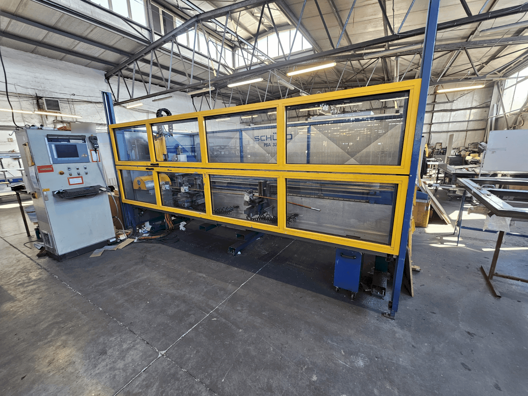 Čelní pohled na SCHÜCO PBA 3250 stroj