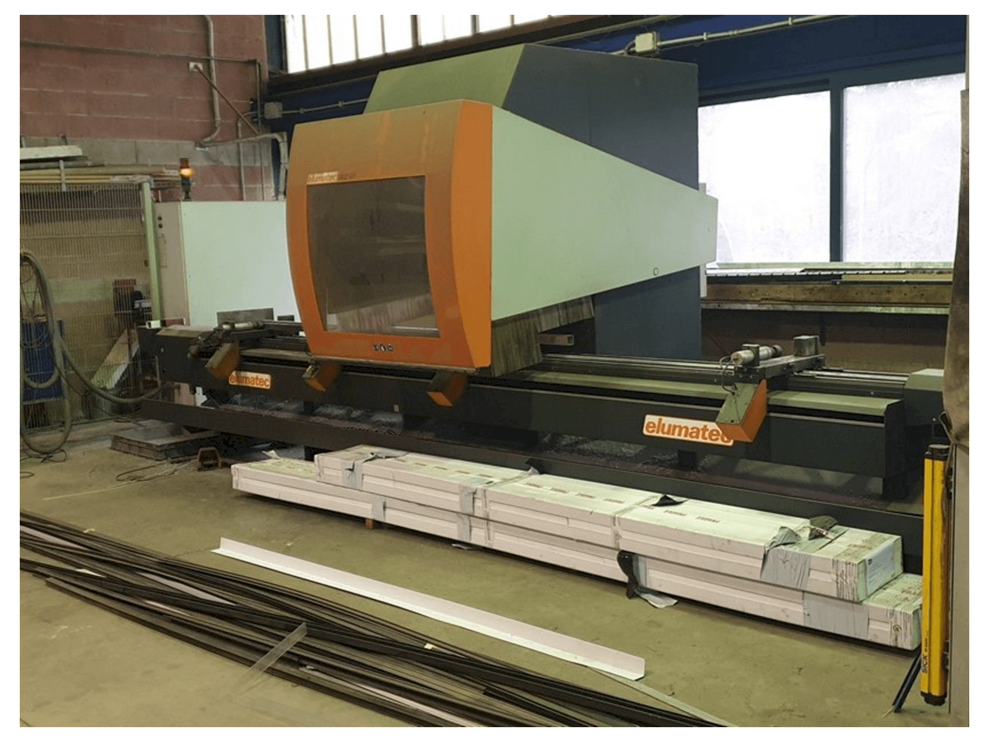 Čelní pohled na Elumatec SBZ 131 stroj